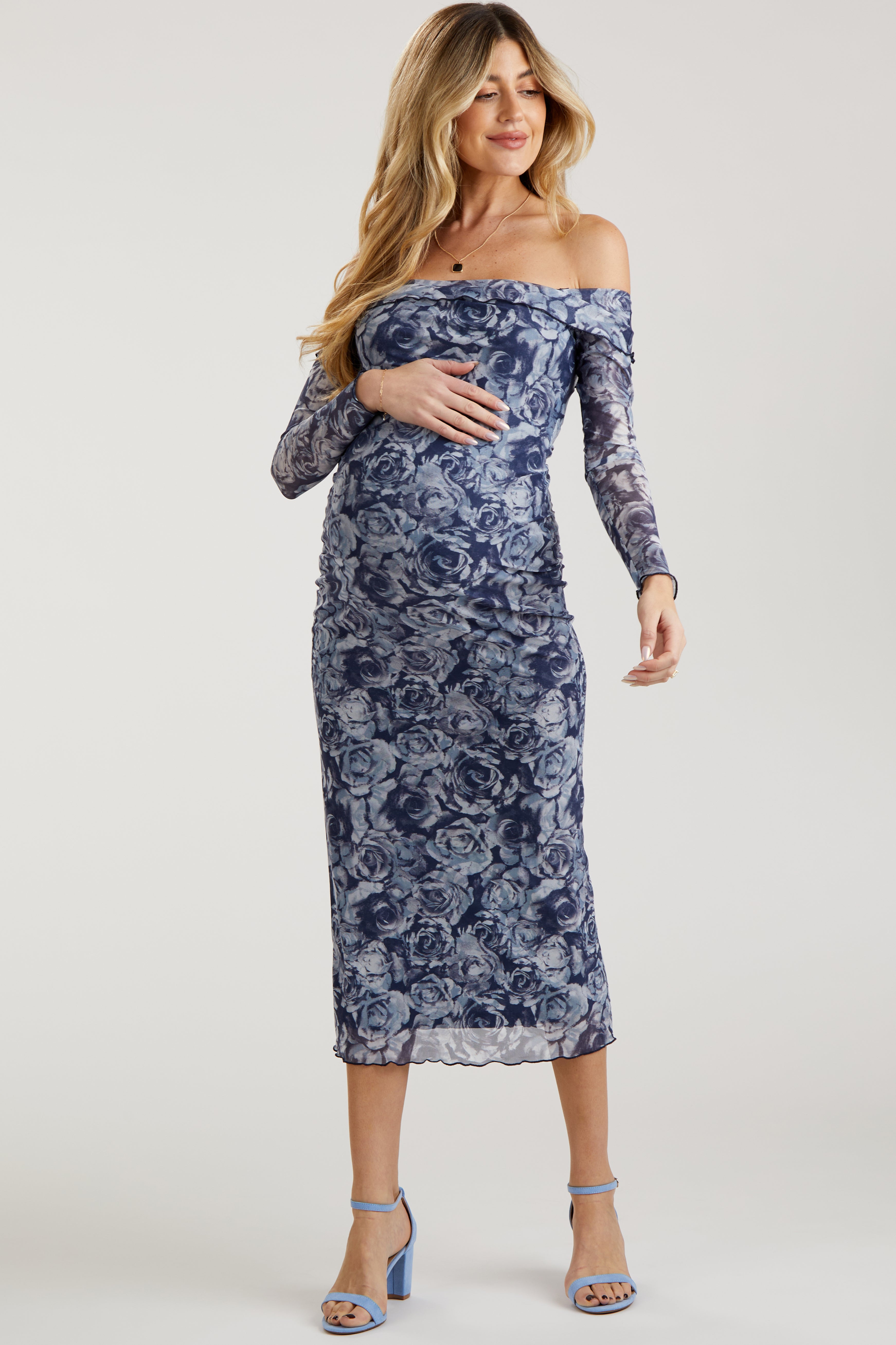 Geblümtes Umstands-Midikleid aus Netzstrick mit schulterfreiem Ausschnitt in Marineblau