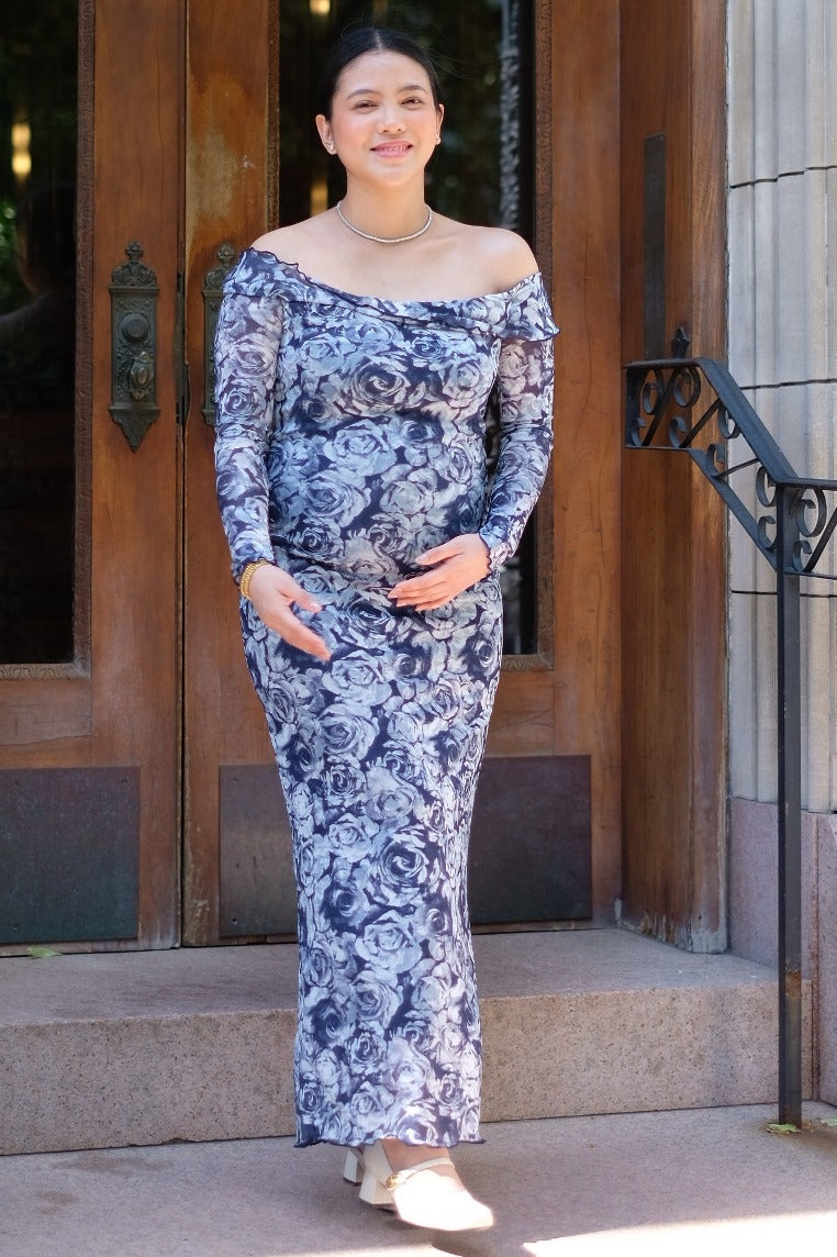 Geblümtes Umstands-Midikleid aus Netzstrick mit schulterfreiem Ausschnitt in Marineblau