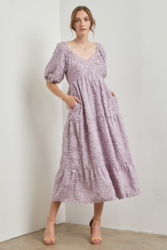 Lavendelfarbenes strukturiertes Umstands-Midikleid mit Fransen und kurzen Puffärmeln