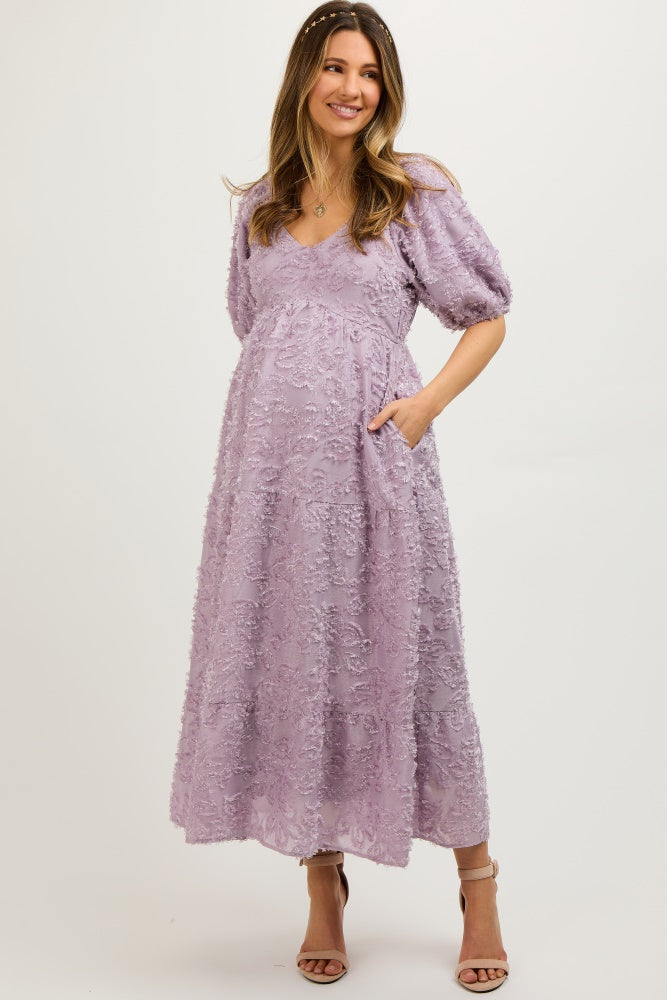 Lavendelfarbenes strukturiertes Umstands-Midikleid mit Fransen und kurzen Puffärmeln