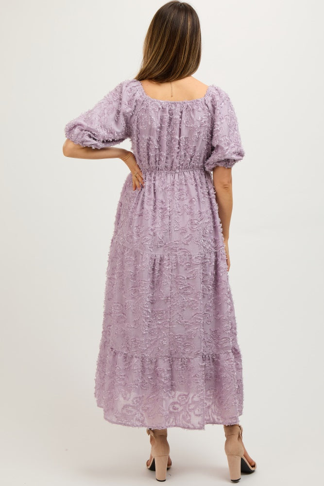 Lavendelfarbenes strukturiertes Umstands-Midikleid mit Fransen und kurzen Puffärmeln