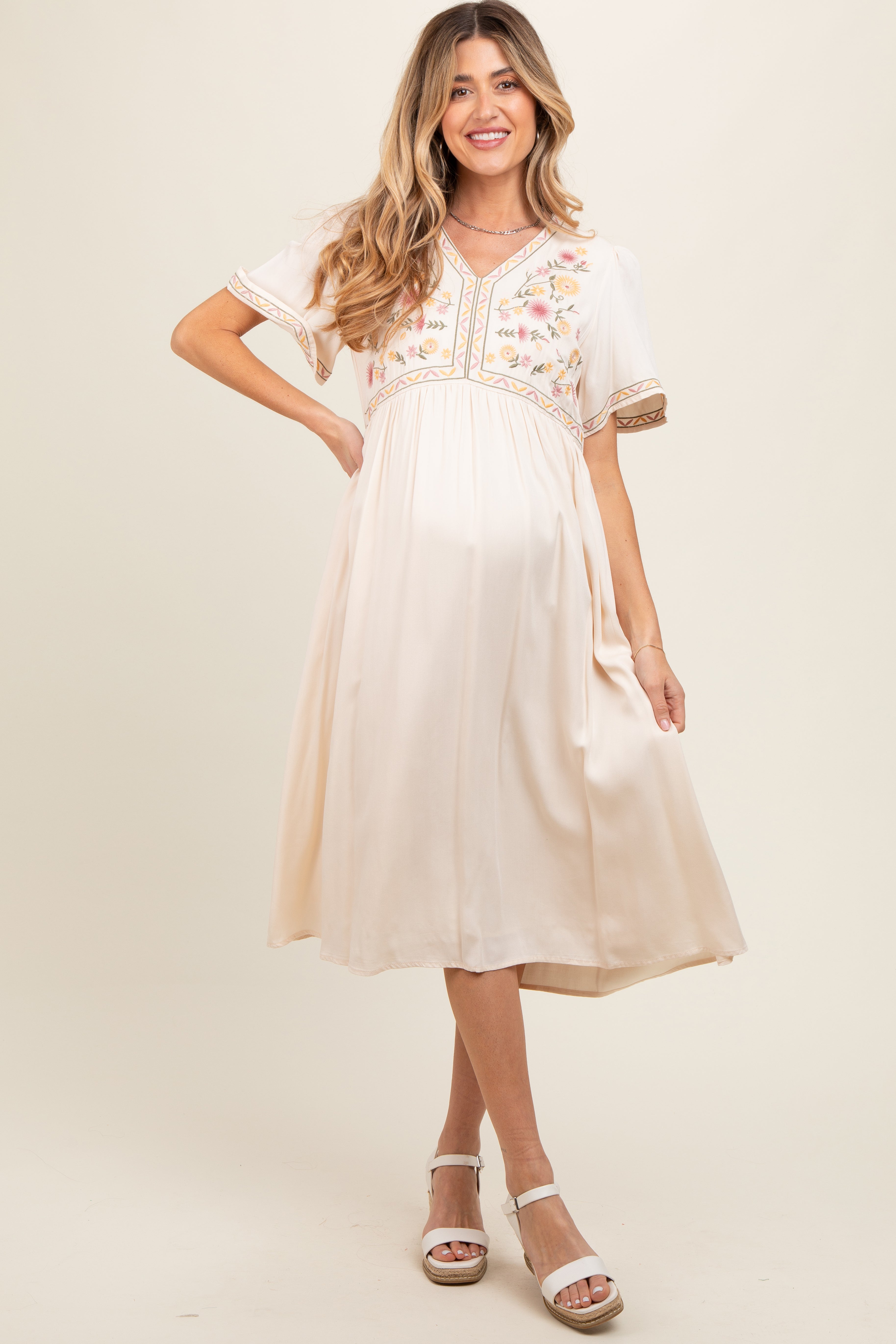 Umstands-Midikleid mit V-Ausschnitt und kurzen Ärmeln