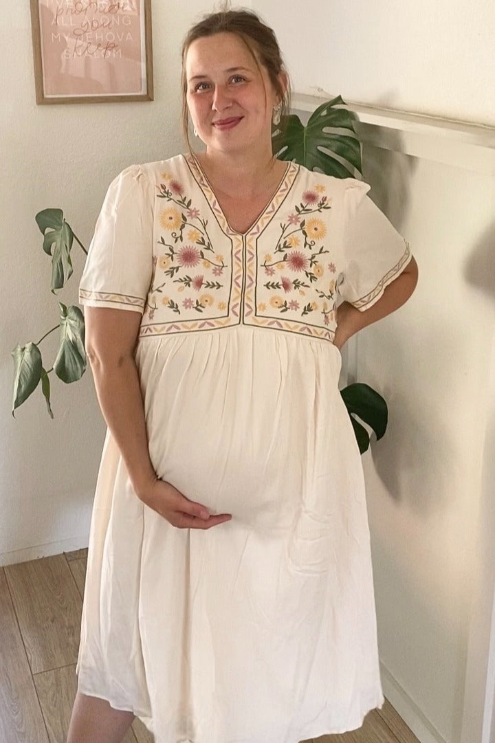 Umstands-Midikleid mit V-Ausschnitt und kurzen Ärmeln