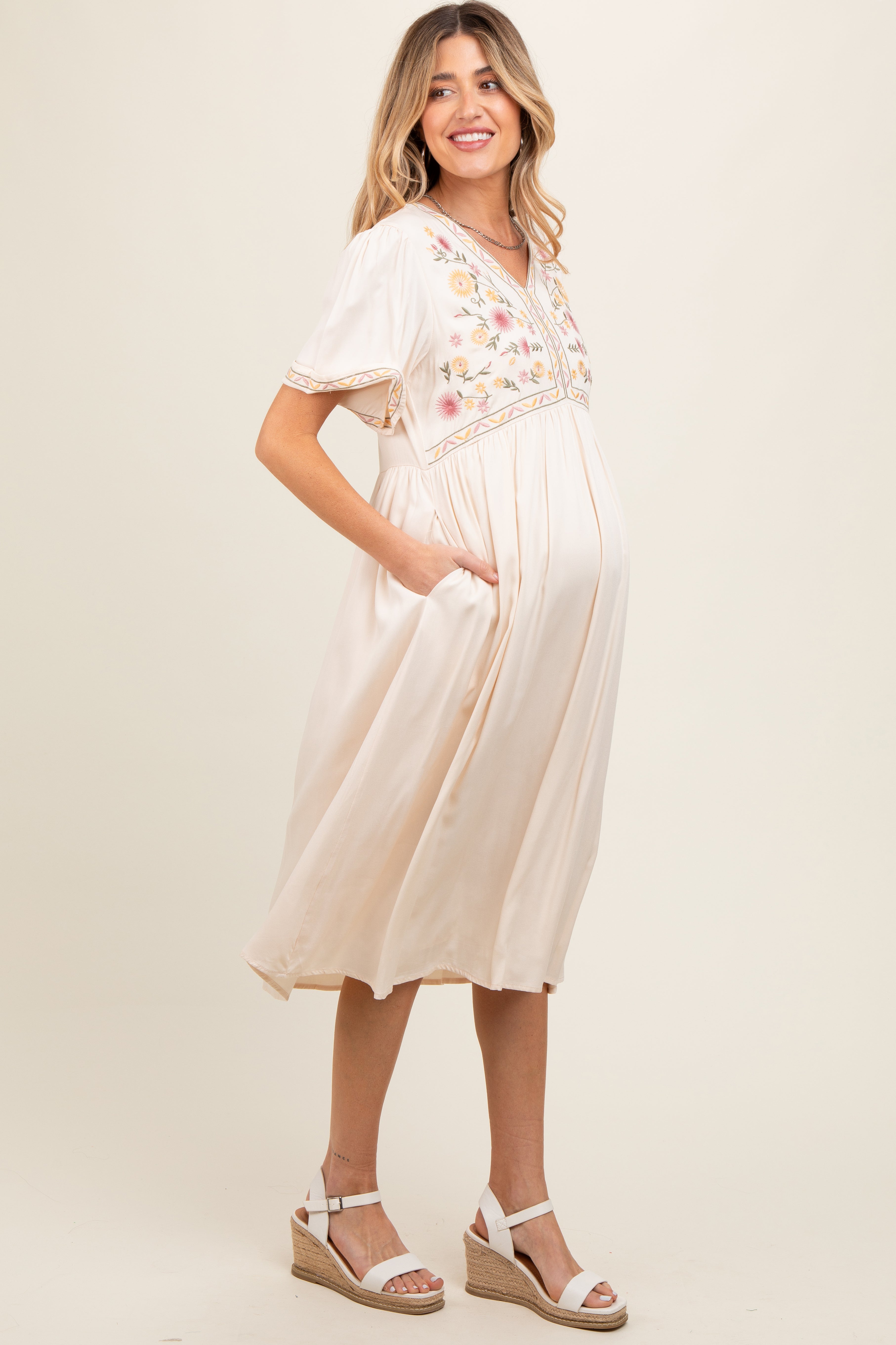 Umstands-Midikleid mit V-Ausschnitt und kurzen Ärmeln