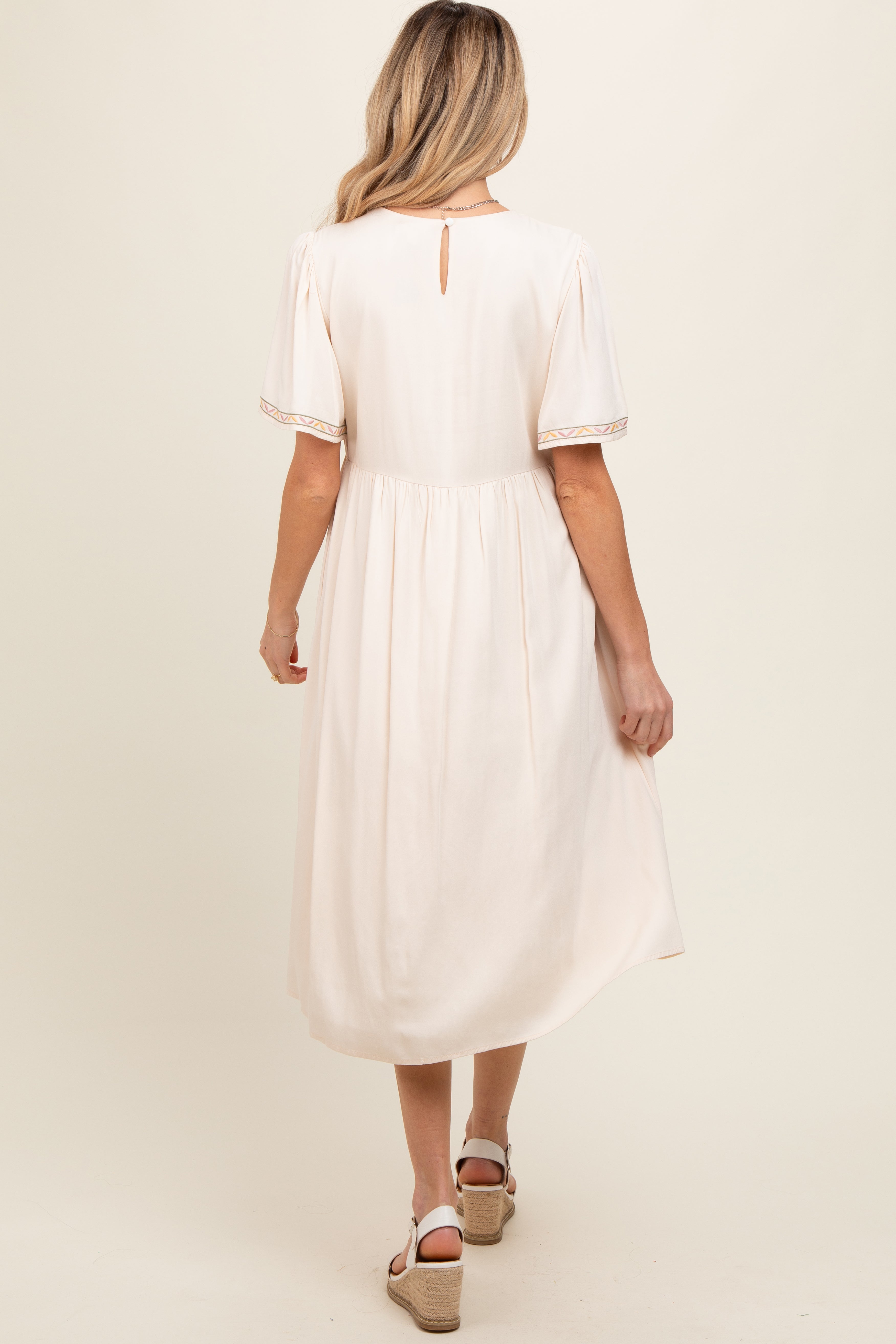 Umstands-Midikleid mit V-Ausschnitt und kurzen Ärmeln
