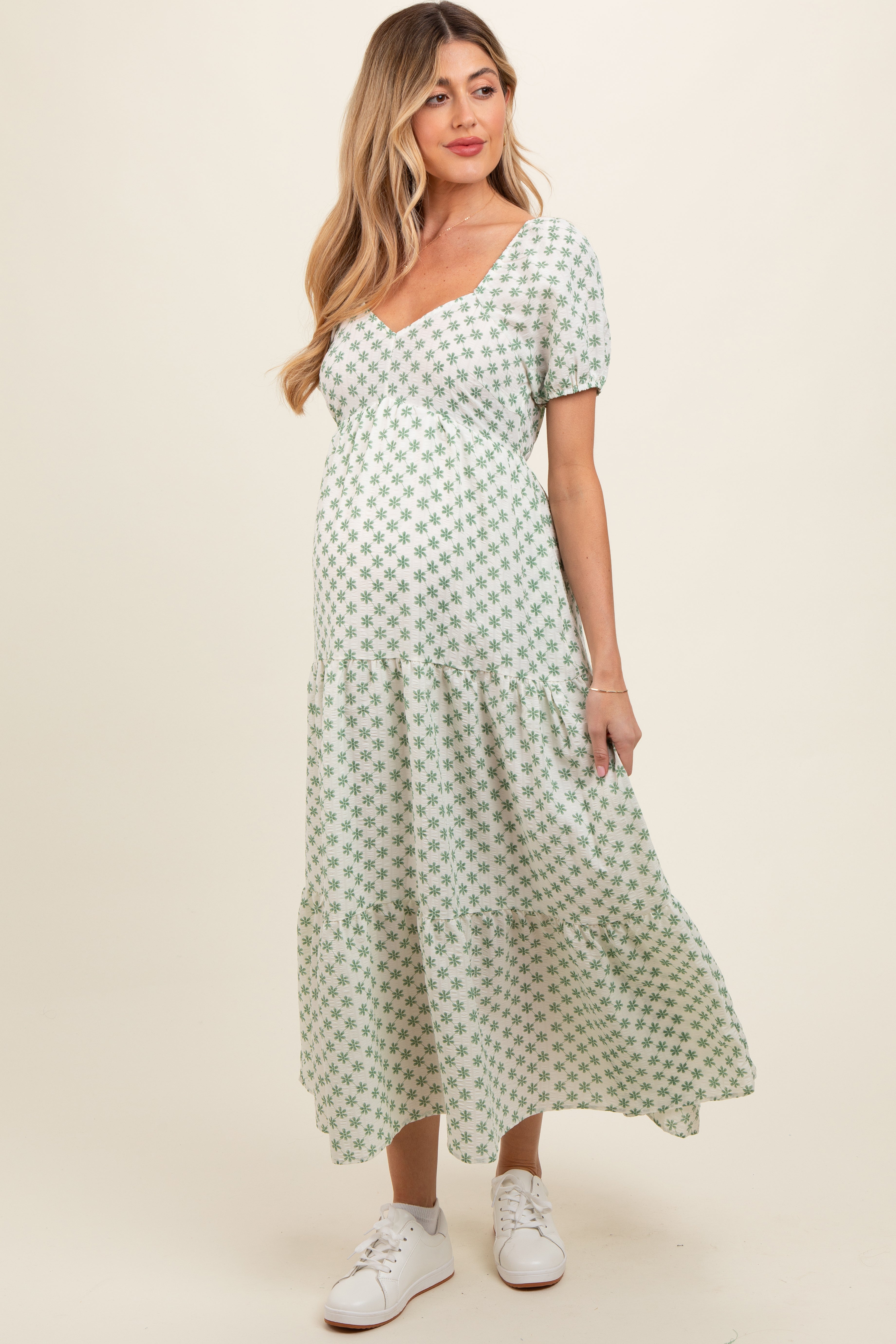 Grünes geblümtes Umstands-Maxikleid mit Stufenrock