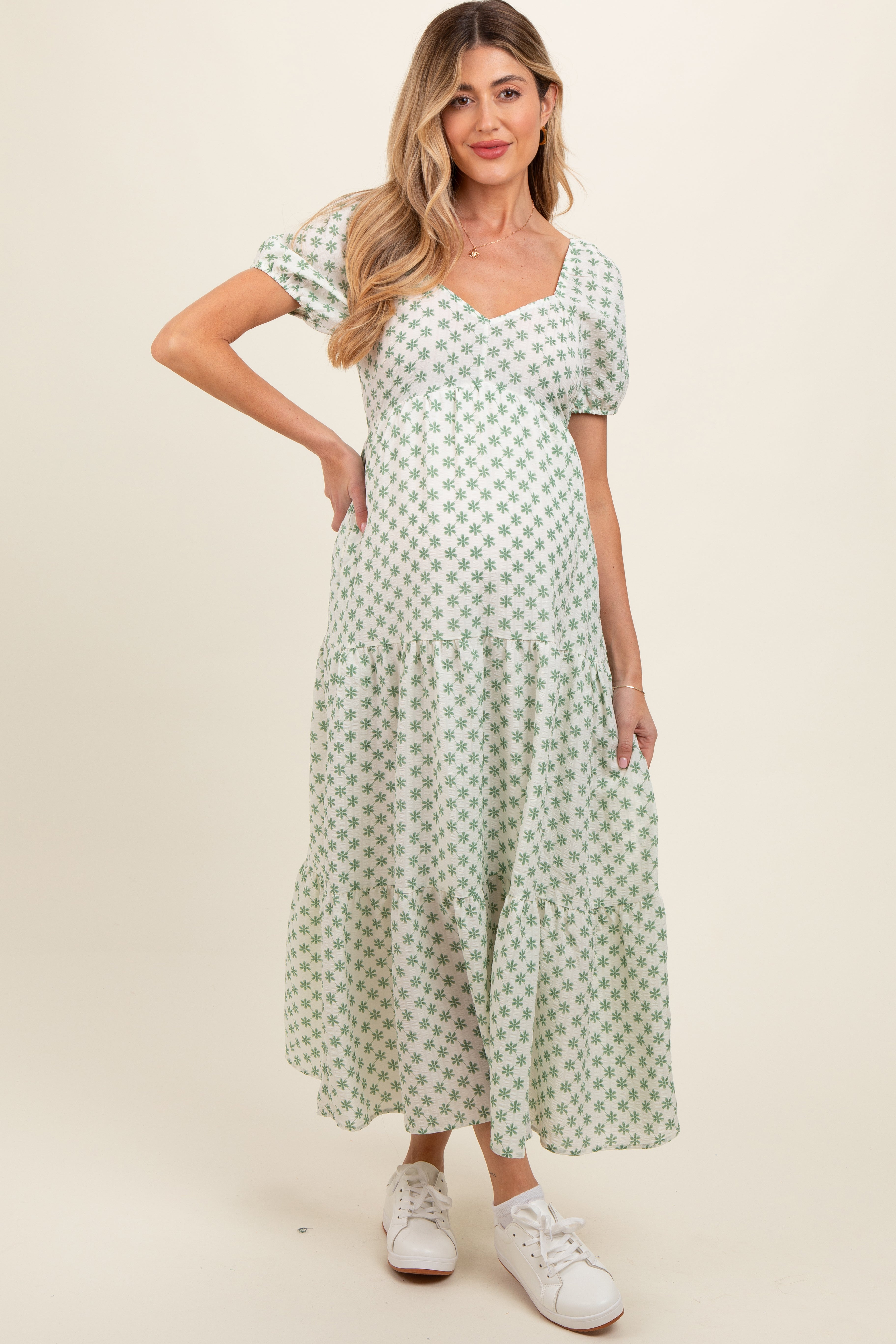 Grünes geblümtes Umstands-Maxikleid mit Stufenrock