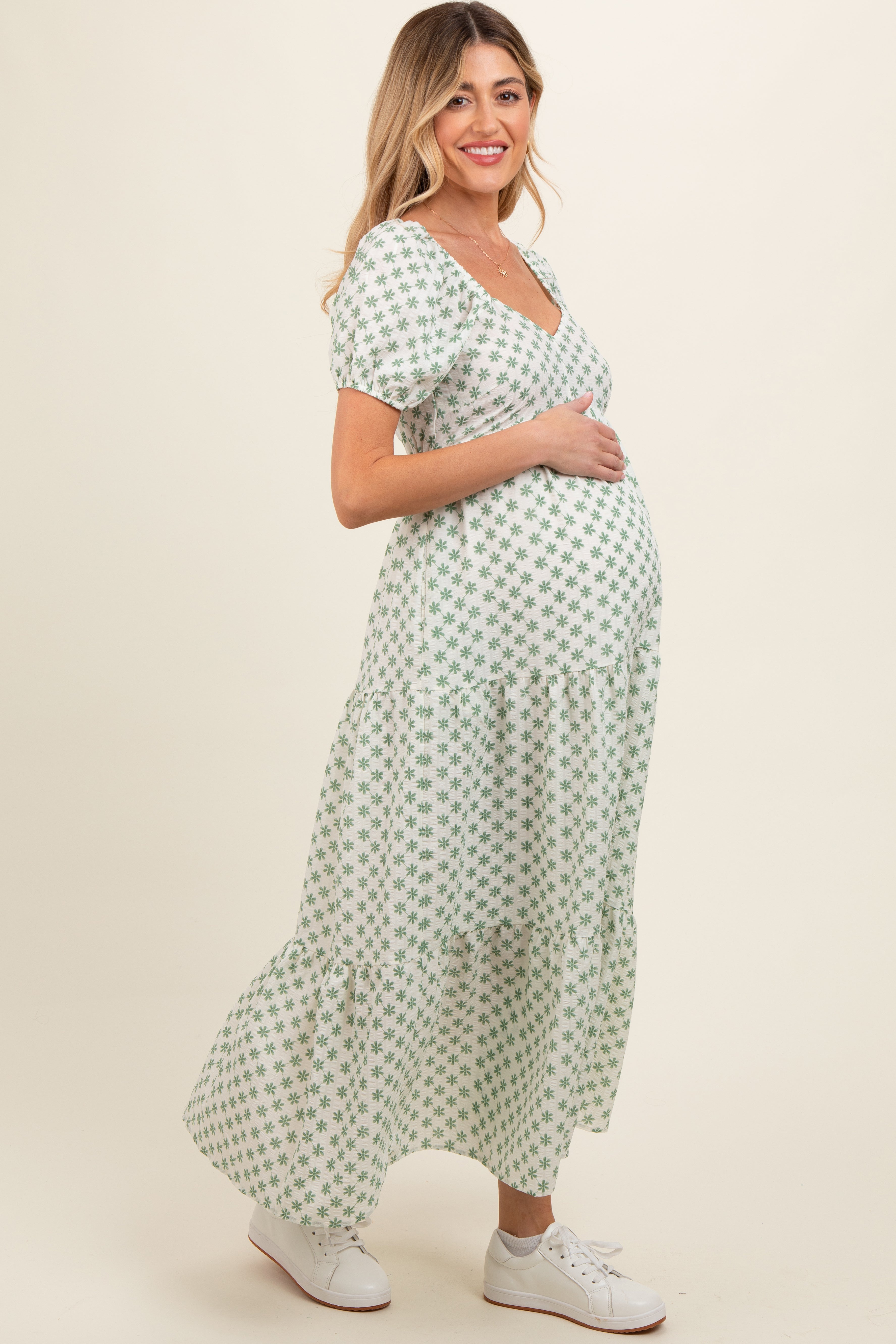 Grünes geblümtes Umstands-Maxikleid mit Stufenrock