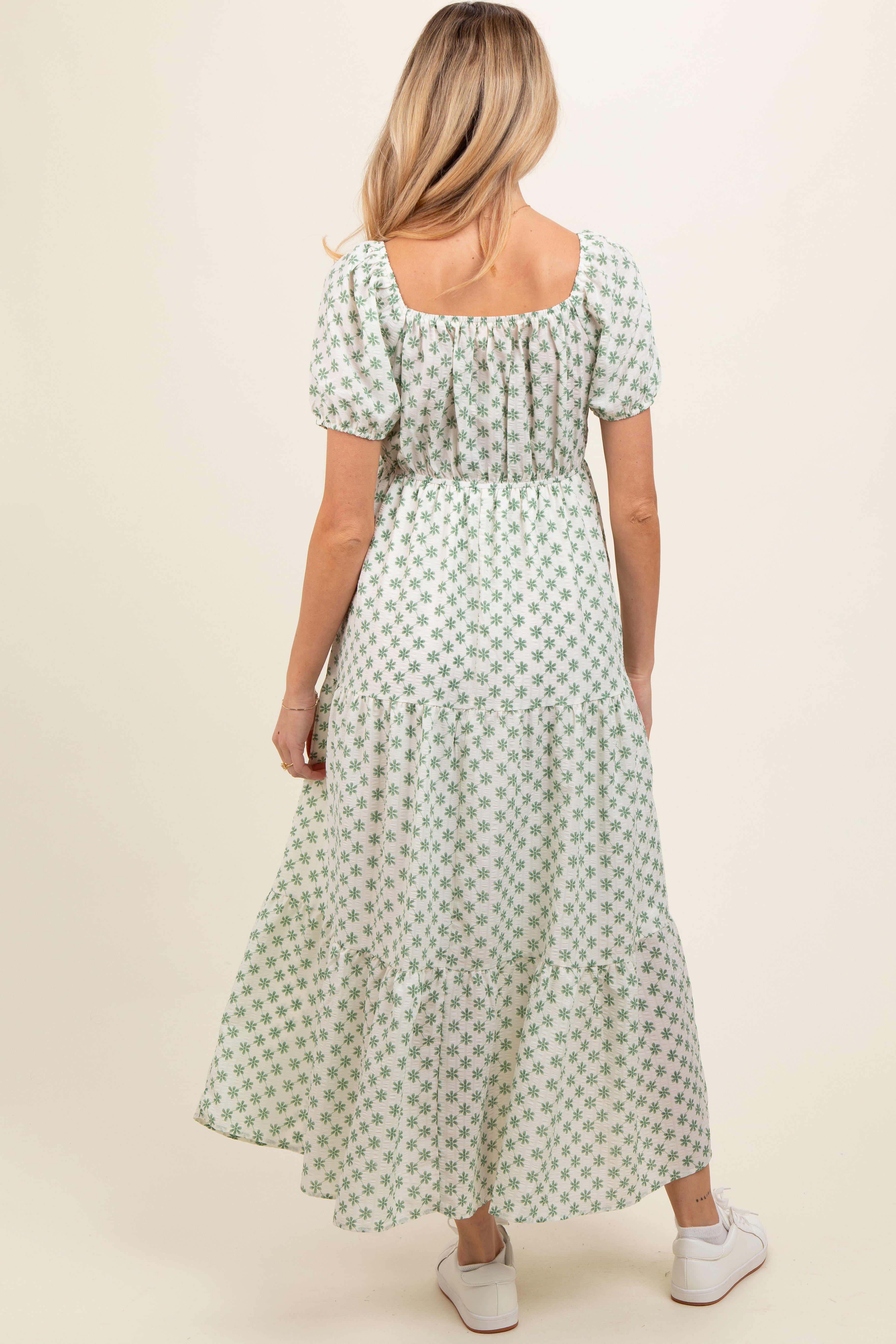 Grünes geblümtes Umstands-Maxikleid mit Stufenrock