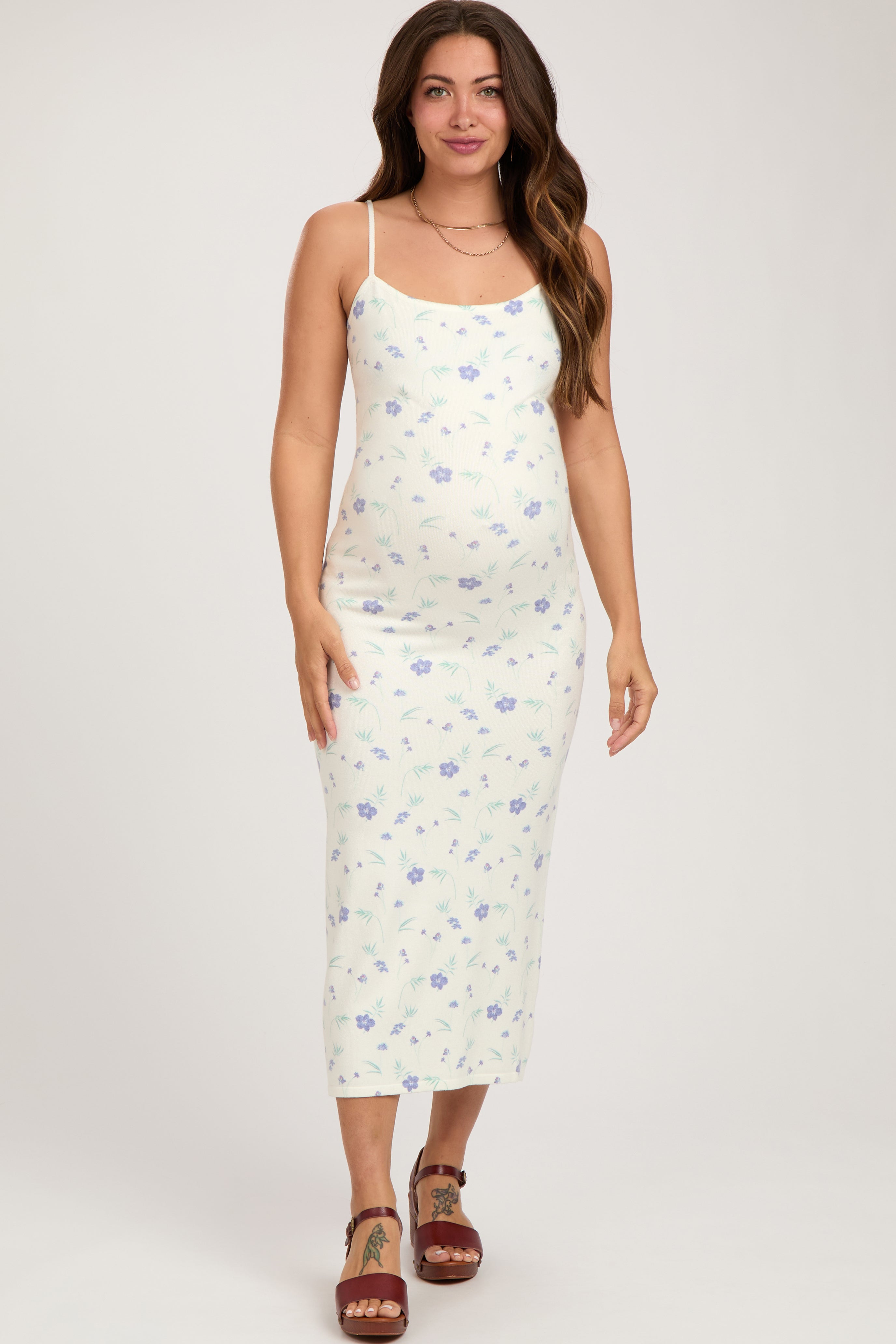 Ultraweiches Umstands-Midikleid aus Feinstrick mit Blumenmuster und ärmellosem Schnitt