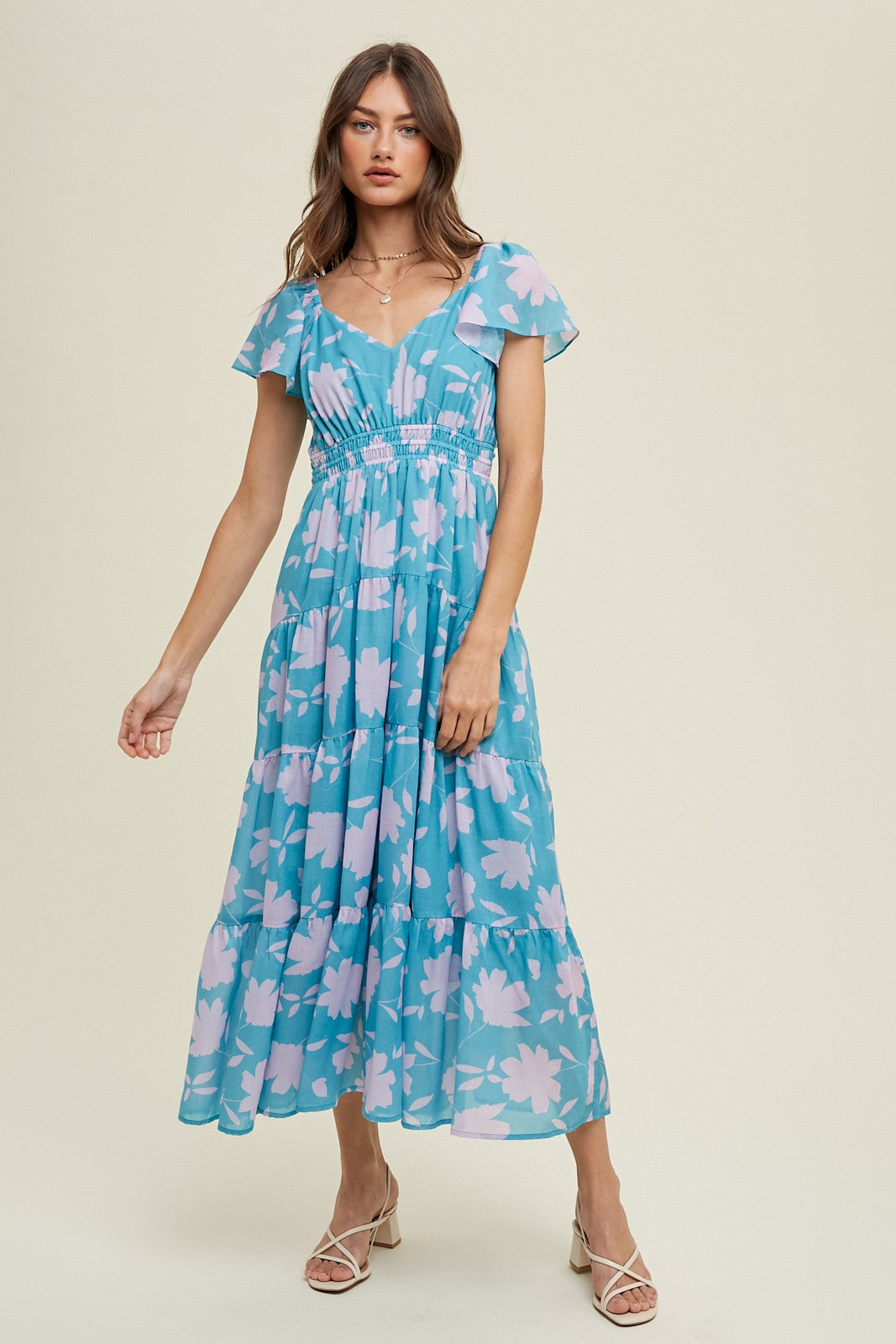 Umstandsmaxikleid mit Blumenmuster, Flügelärmeln und gestuftem Rock