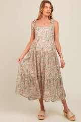 Florales Umstands-Maxikleid mit Schulterbändern und Stufen in Creme