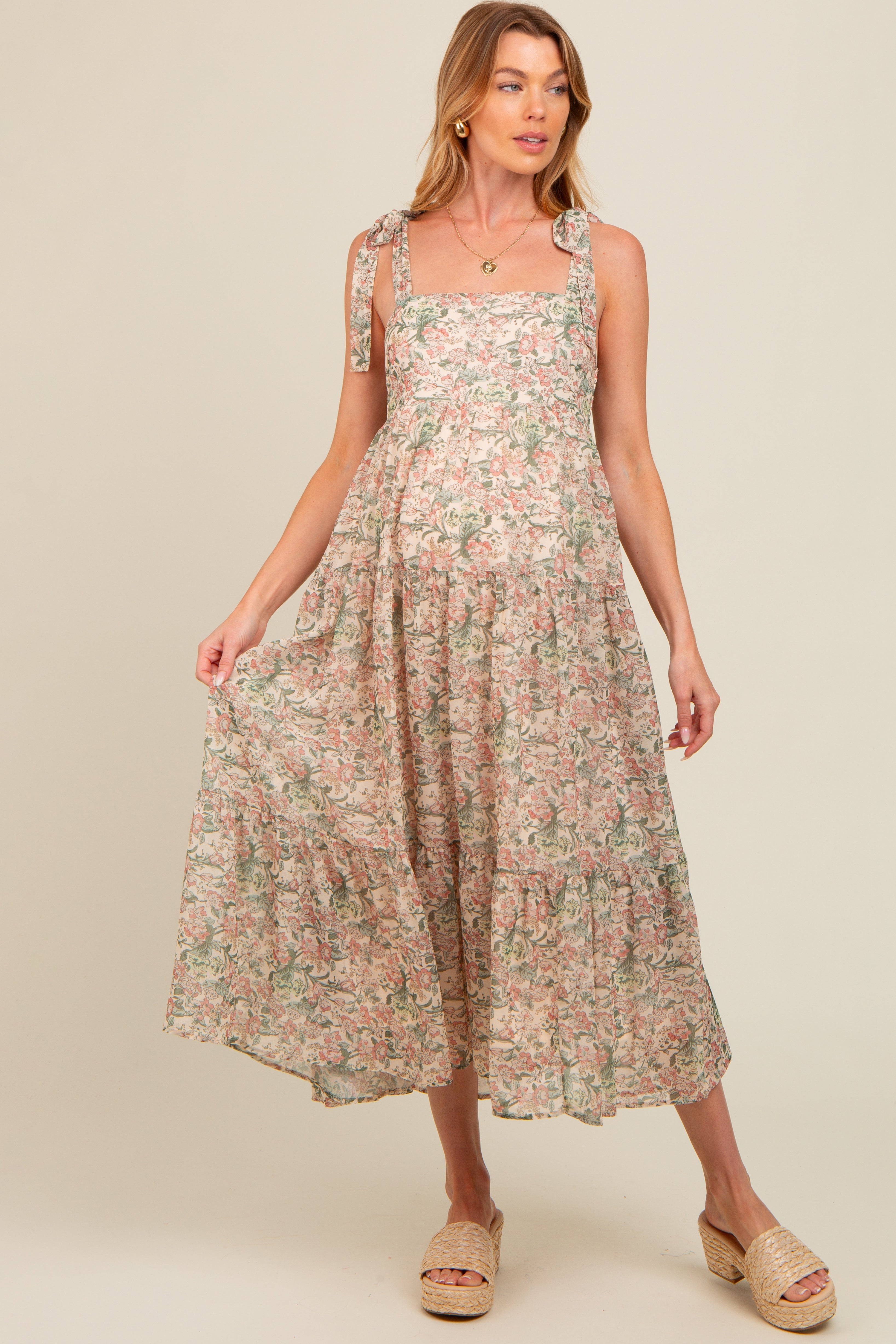 Florales Umstands-Maxikleid mit Schulterbändern und Stufen in Creme
