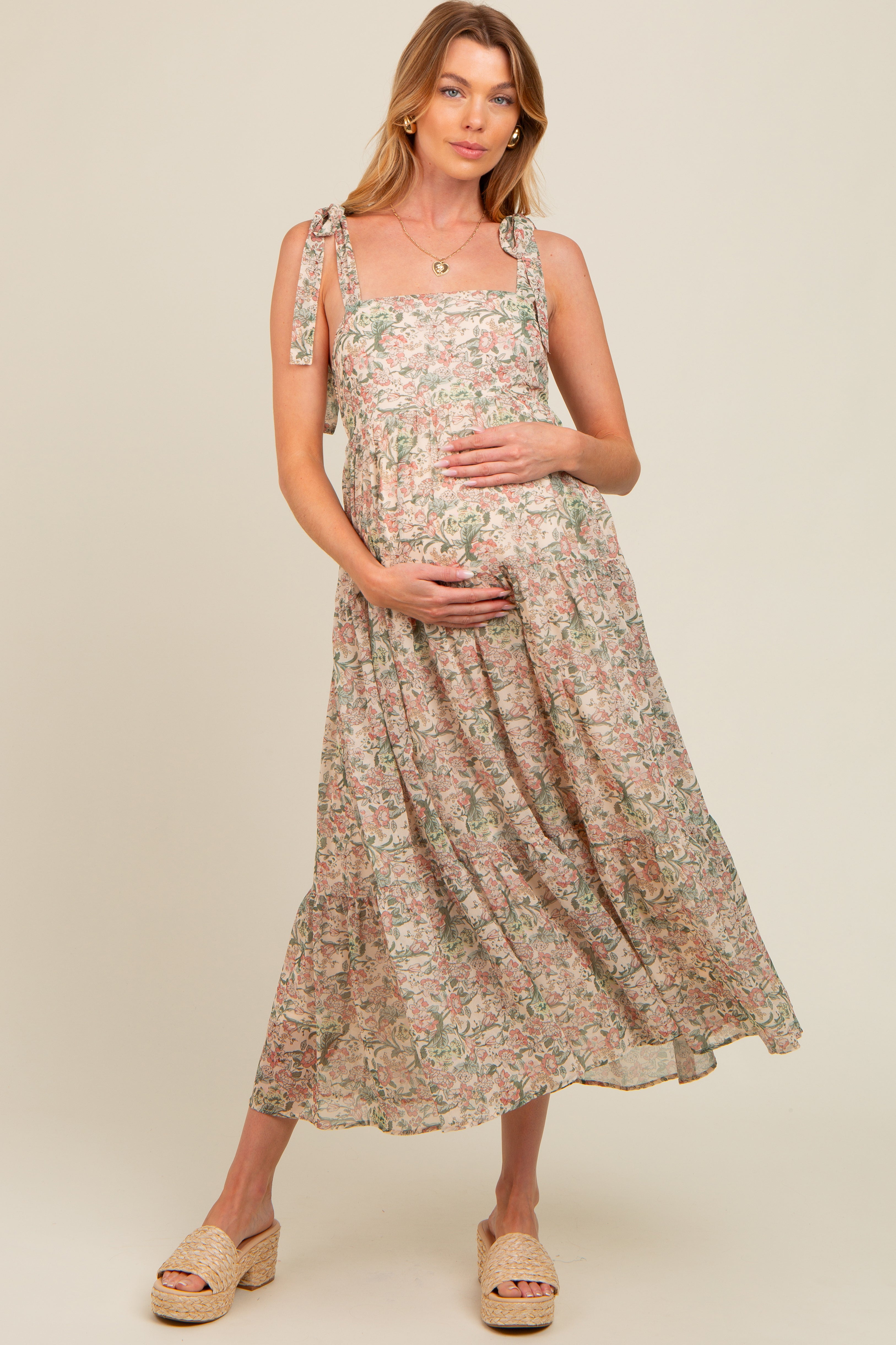 Florales Umstands-Maxikleid mit Schulterbändern und Stufen in Creme