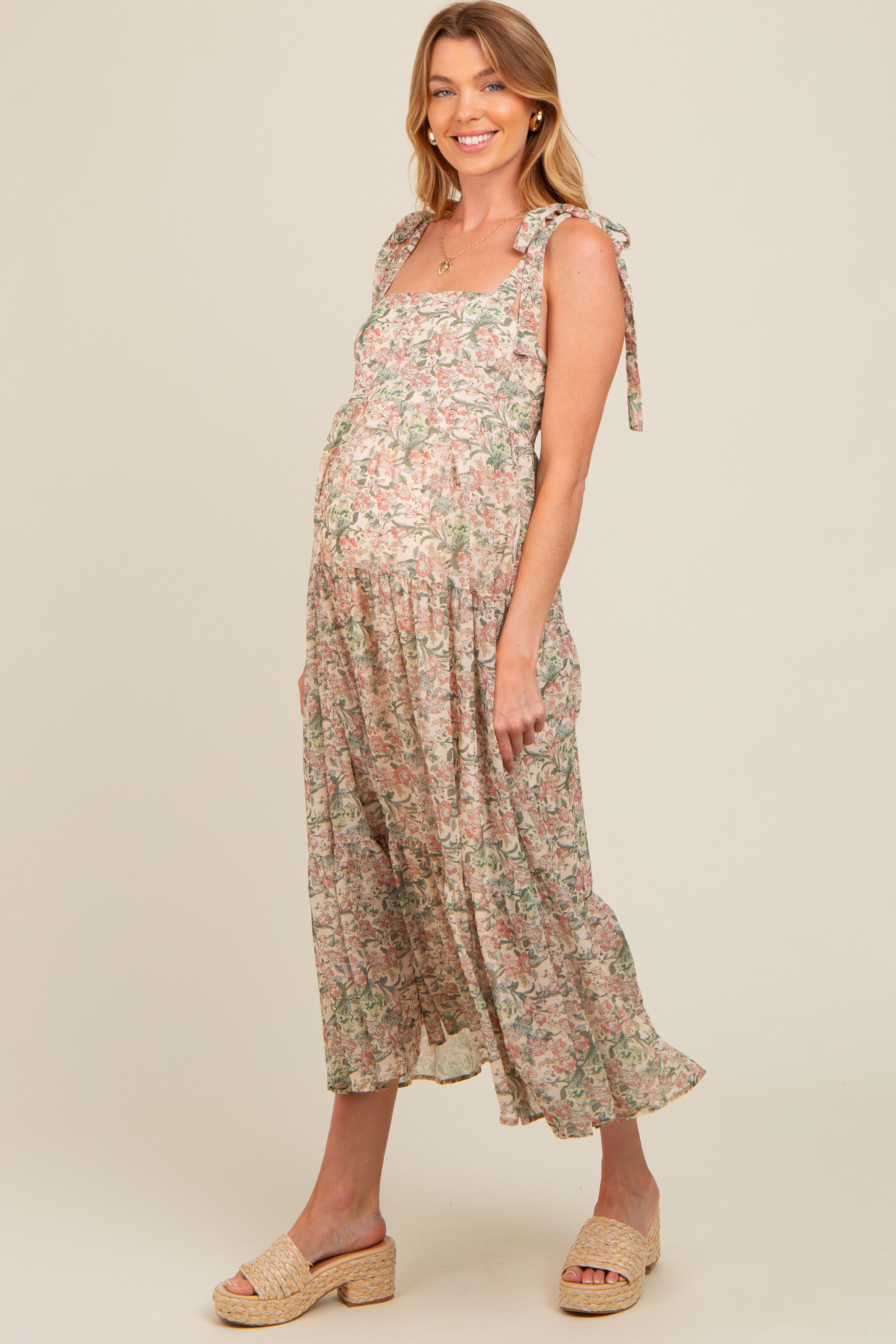 Florales Umstands-Maxikleid mit Schulterbändern und Stufen in Creme