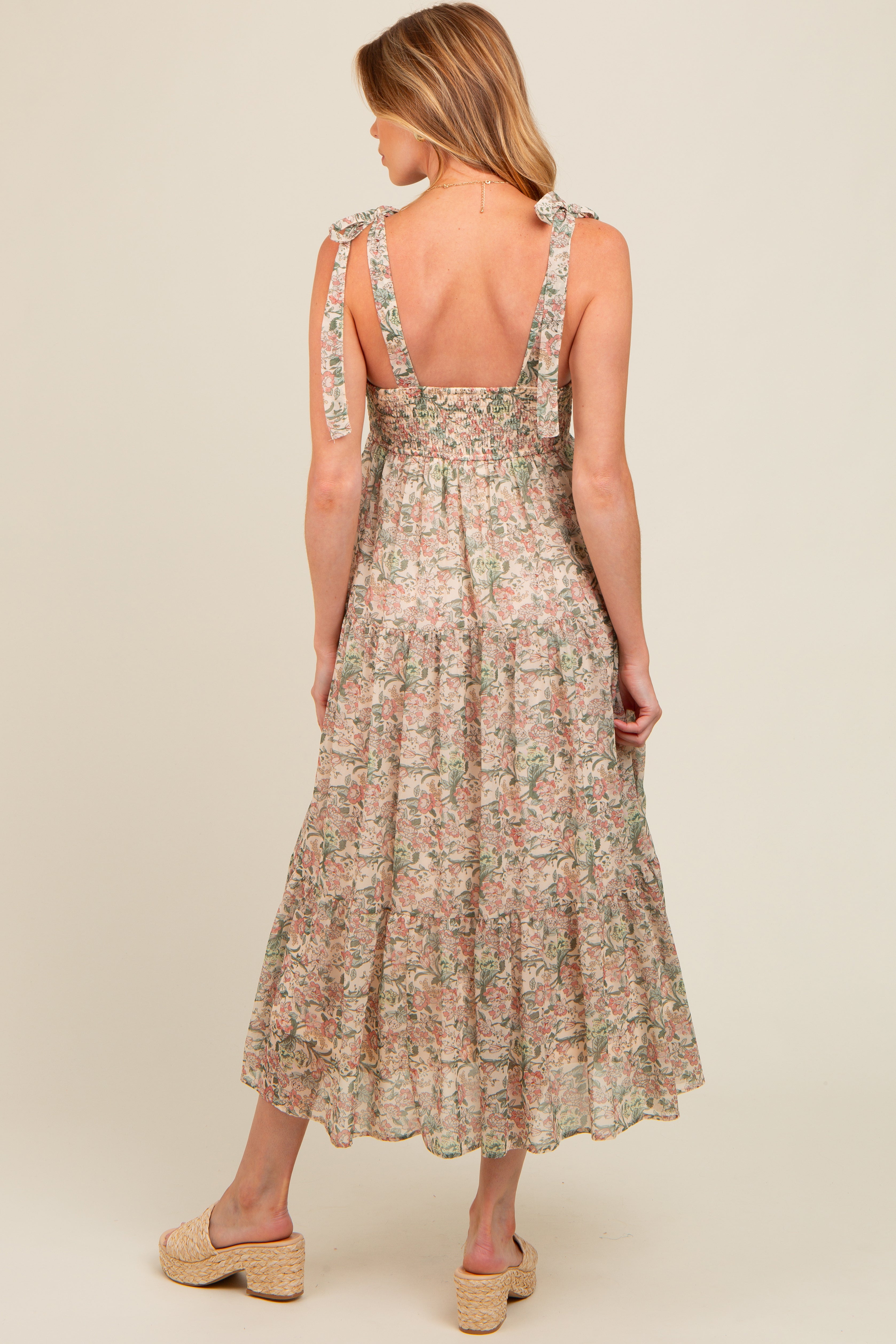 Florales Umstands-Maxikleid mit Schulterbändern und Stufen in Creme