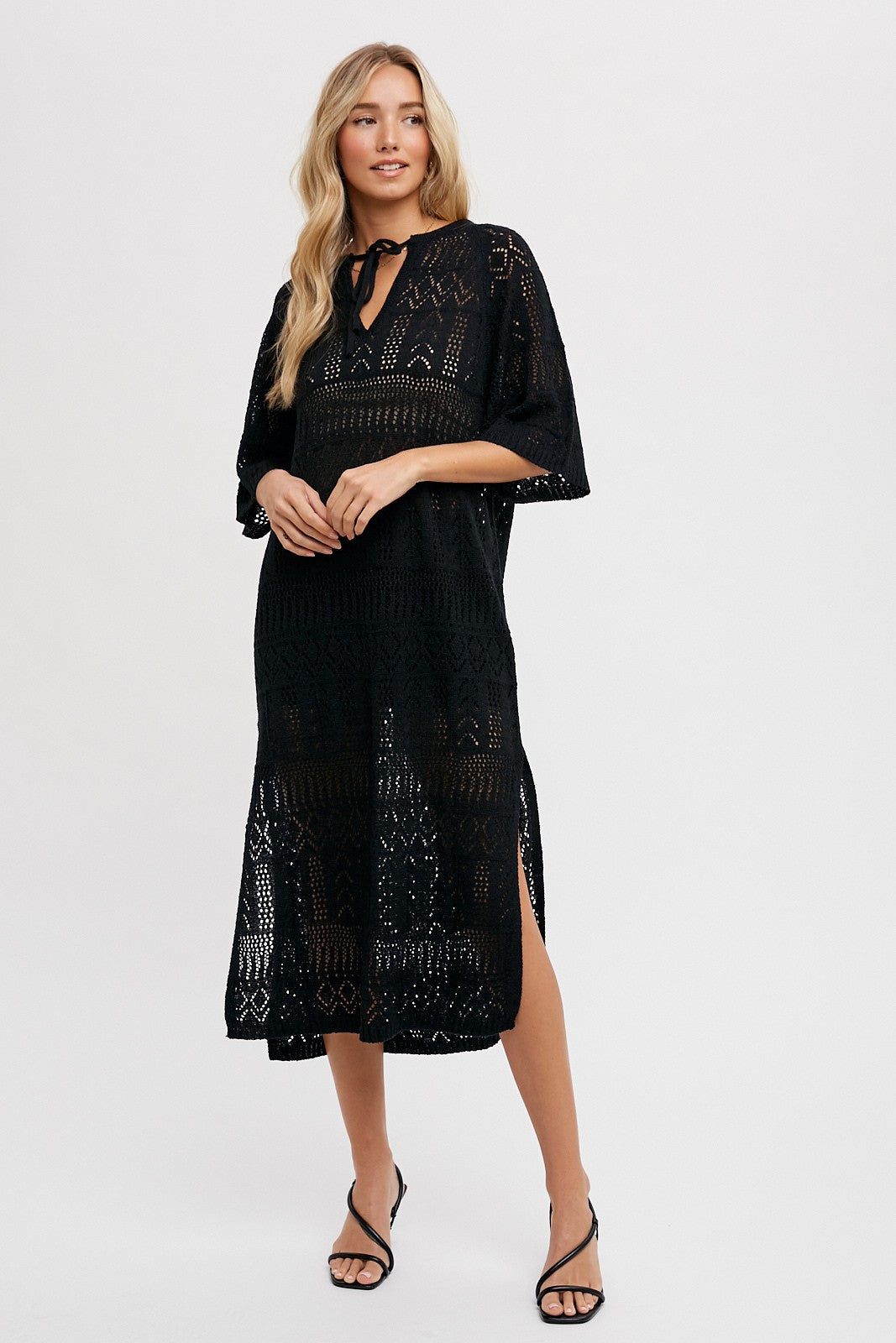 Umstands-Strandkleid in Midilänge aus offenem Strick mit Bindeband und Seitenschlitz