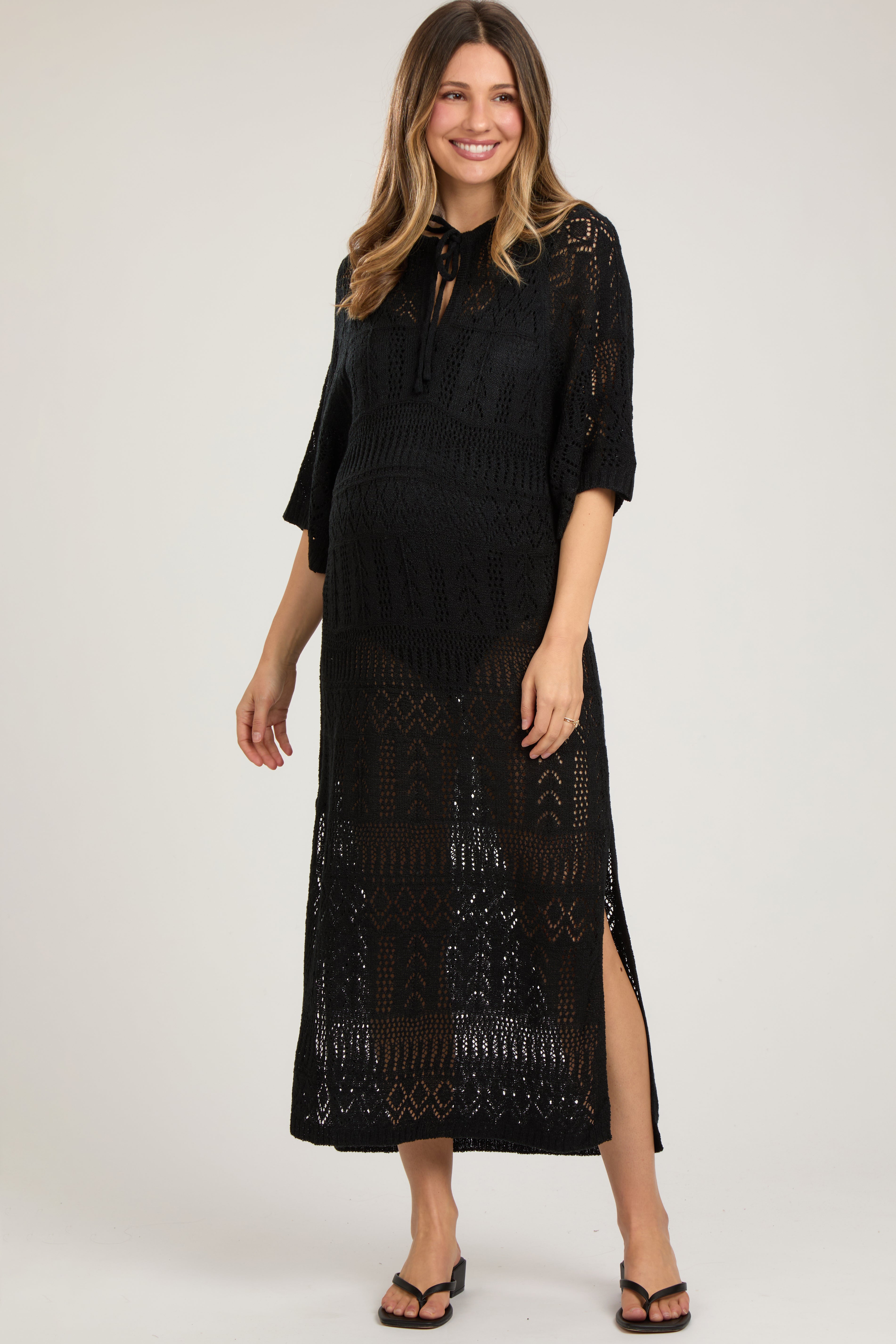 Umstands-Strandkleid in Midilänge aus offenem Strick mit Bindeband und Seitenschlitz