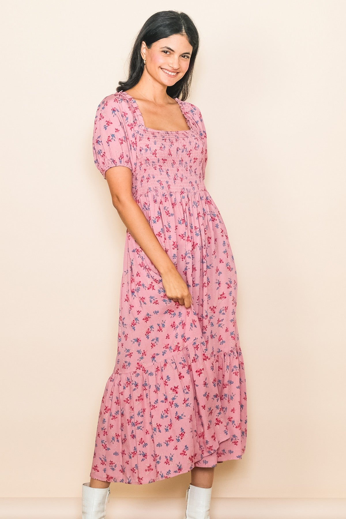 Rosa geblümtes Umstands-Midikleid mit Smok-Detail und kurzen Ärmeln