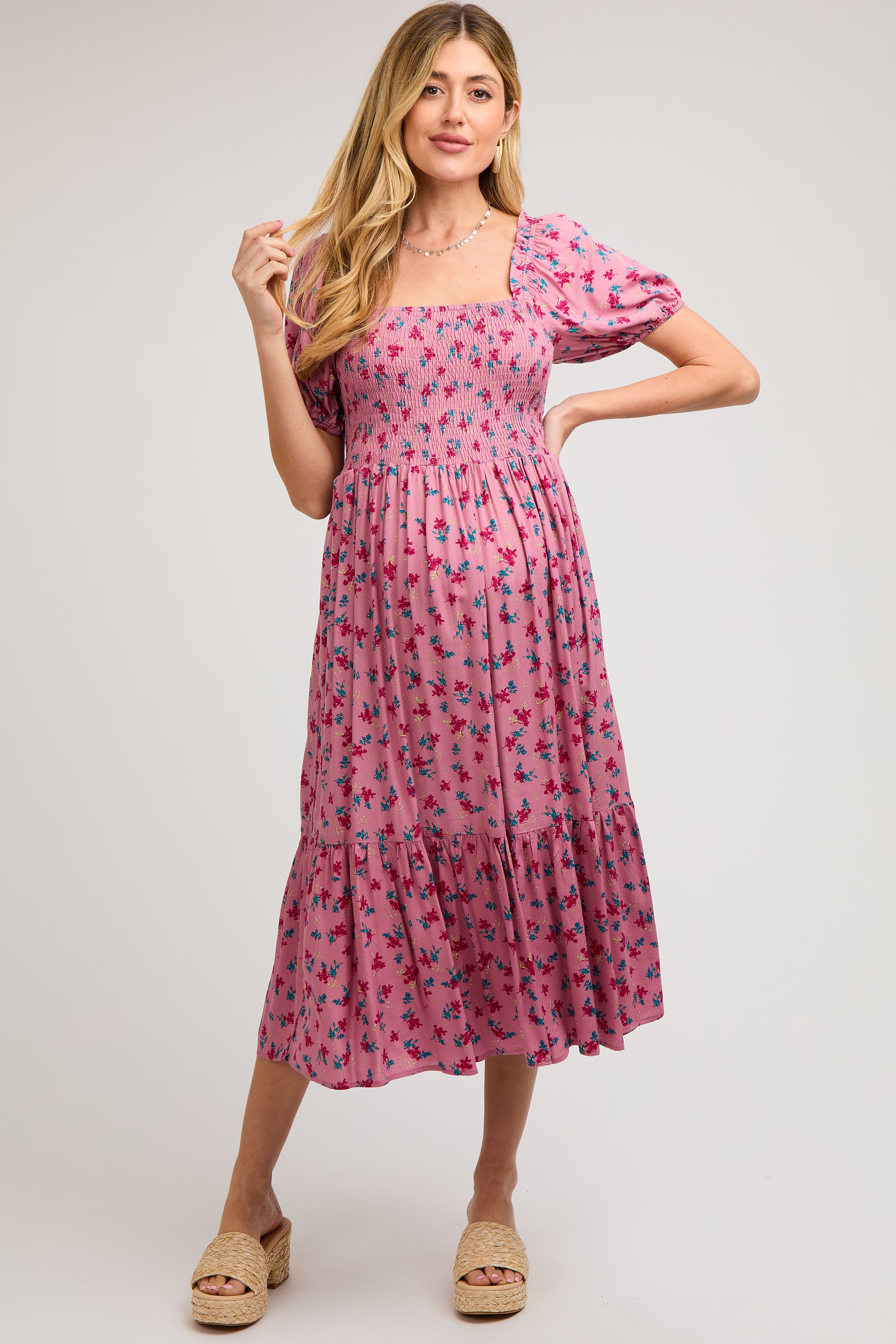 Rosa geblümtes Umstands-Midikleid mit Smok-Detail und kurzen Ärmeln