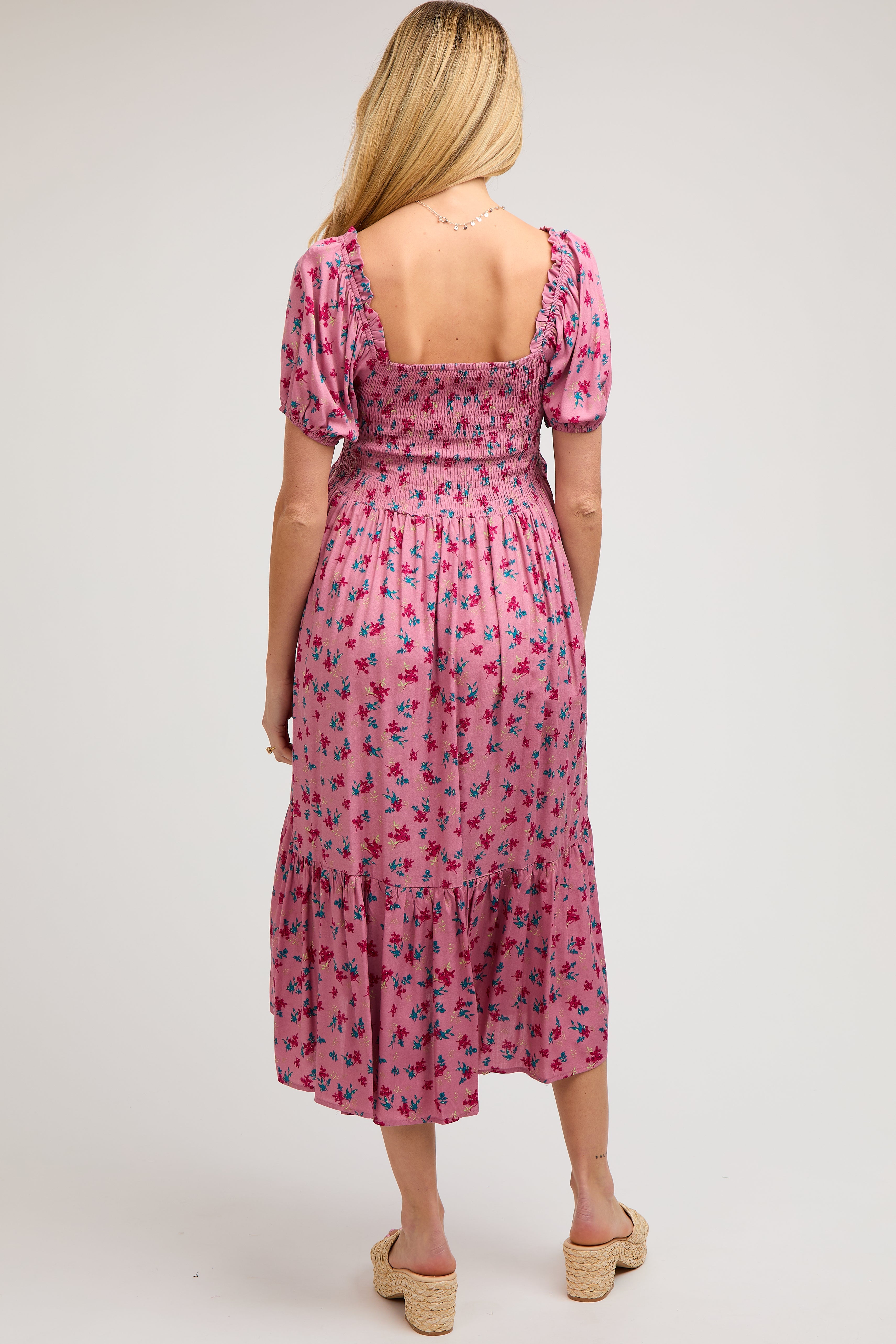 Rosa geblümtes Umstands-Midikleid mit Smok-Detail und kurzen Ärmeln