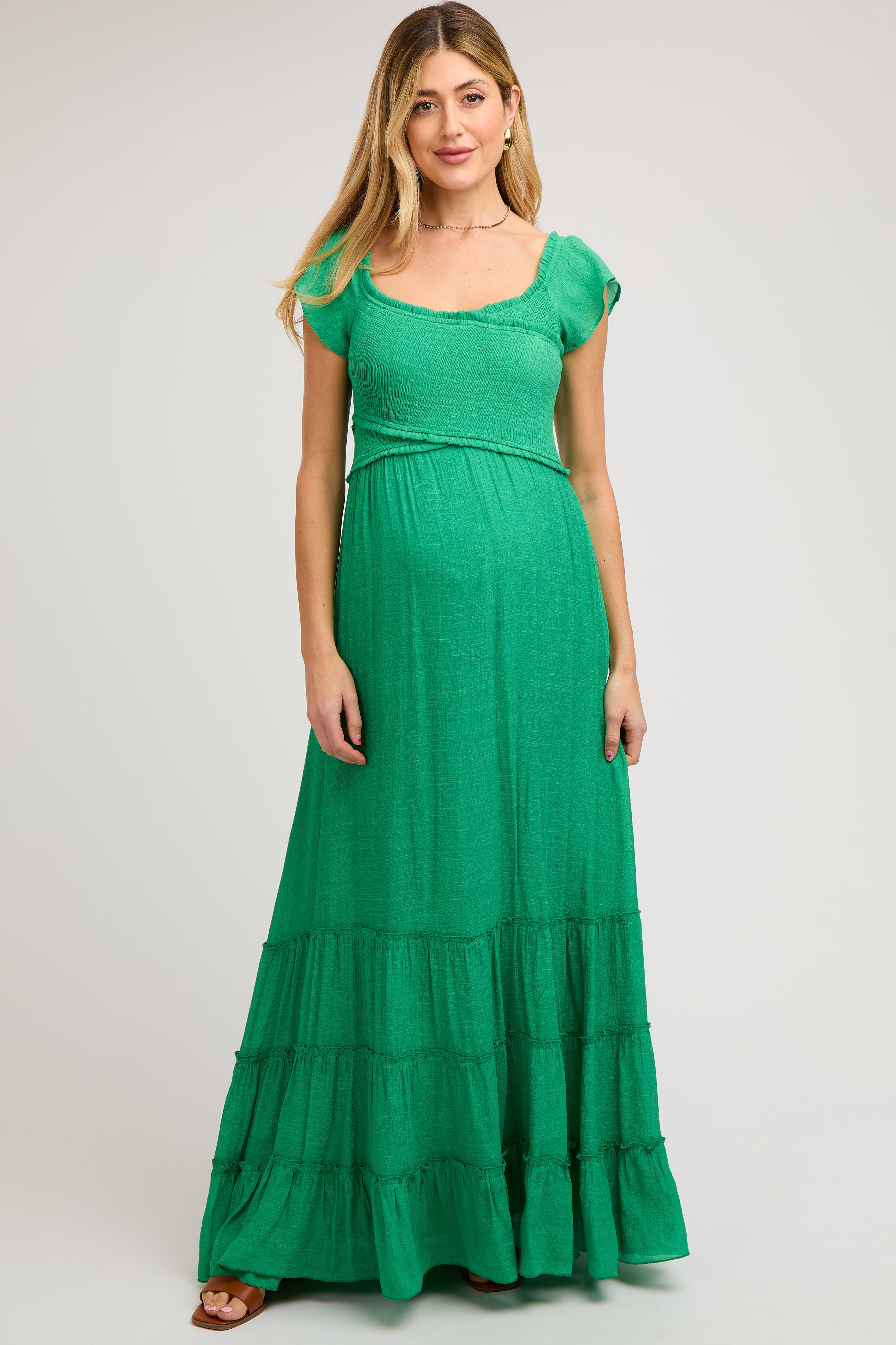 Grünes schulterfreies Umstands-Maxikleid mit Smok-Detail und Wickeloptik