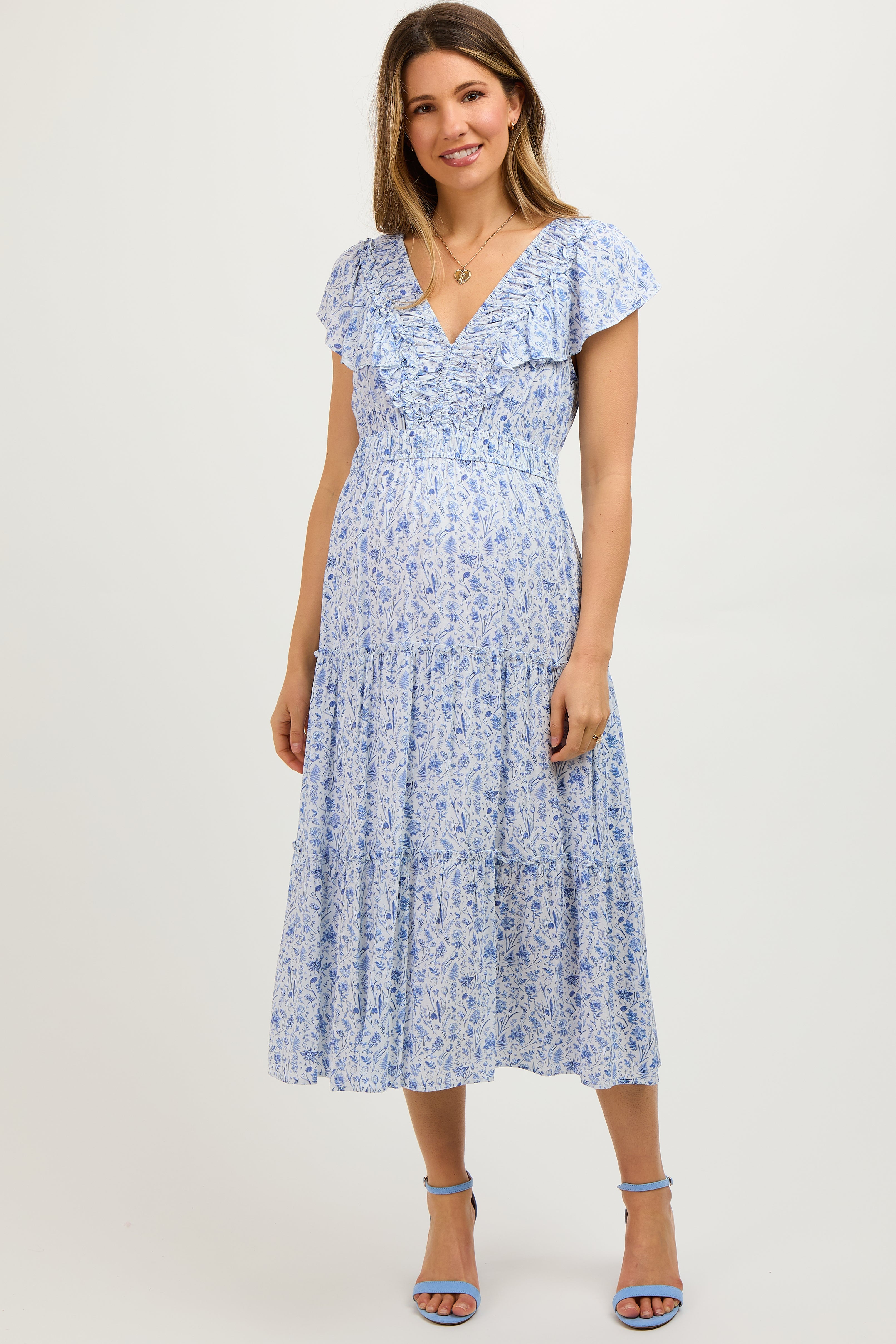 Blaues geblümtes Umstands-Midikleid mit Raffung, Rüschenschultern und Stufenrock