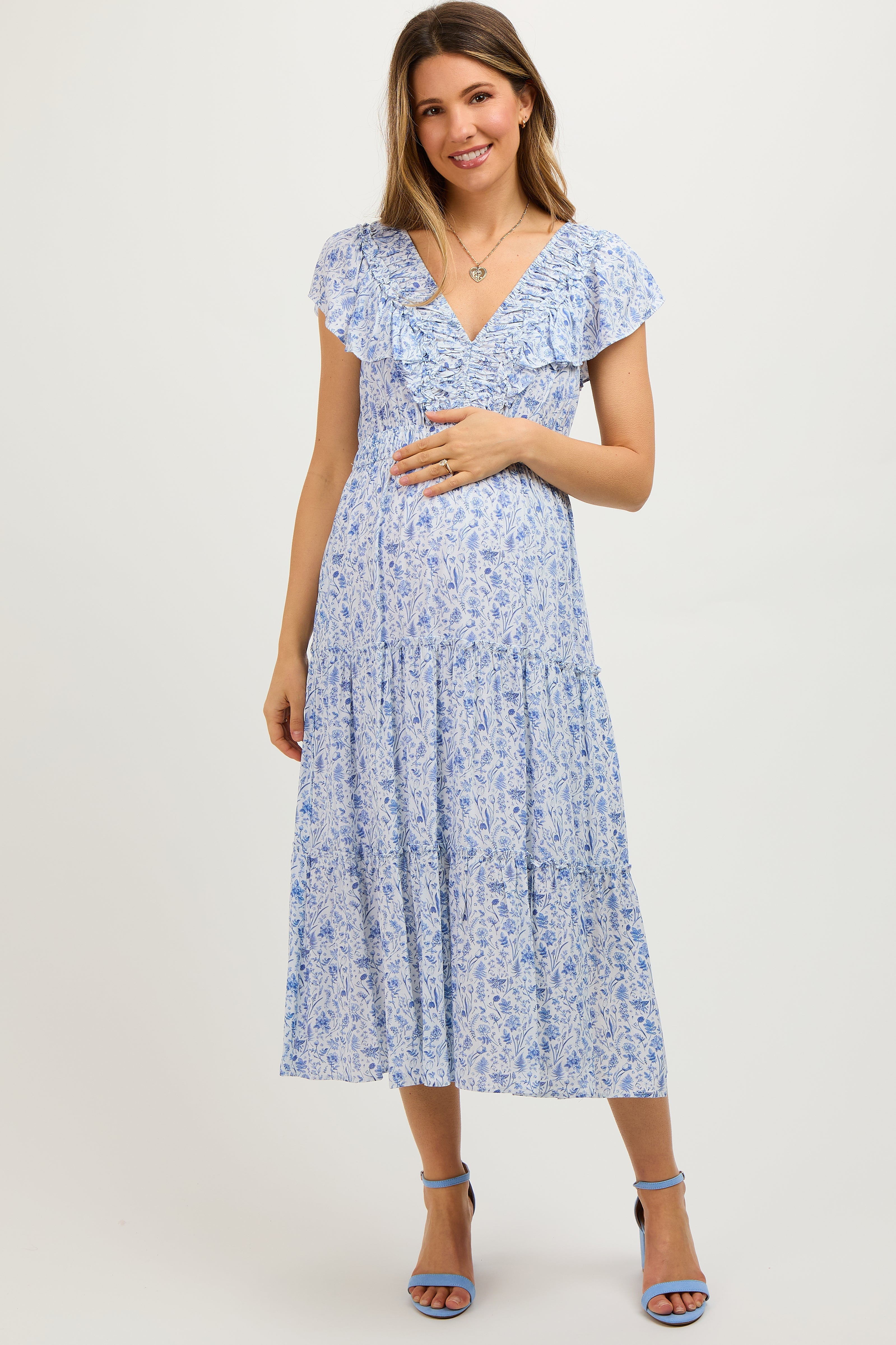 Blaues geblümtes Umstands-Midikleid mit Raffung, Rüschenschultern und Stufenrock