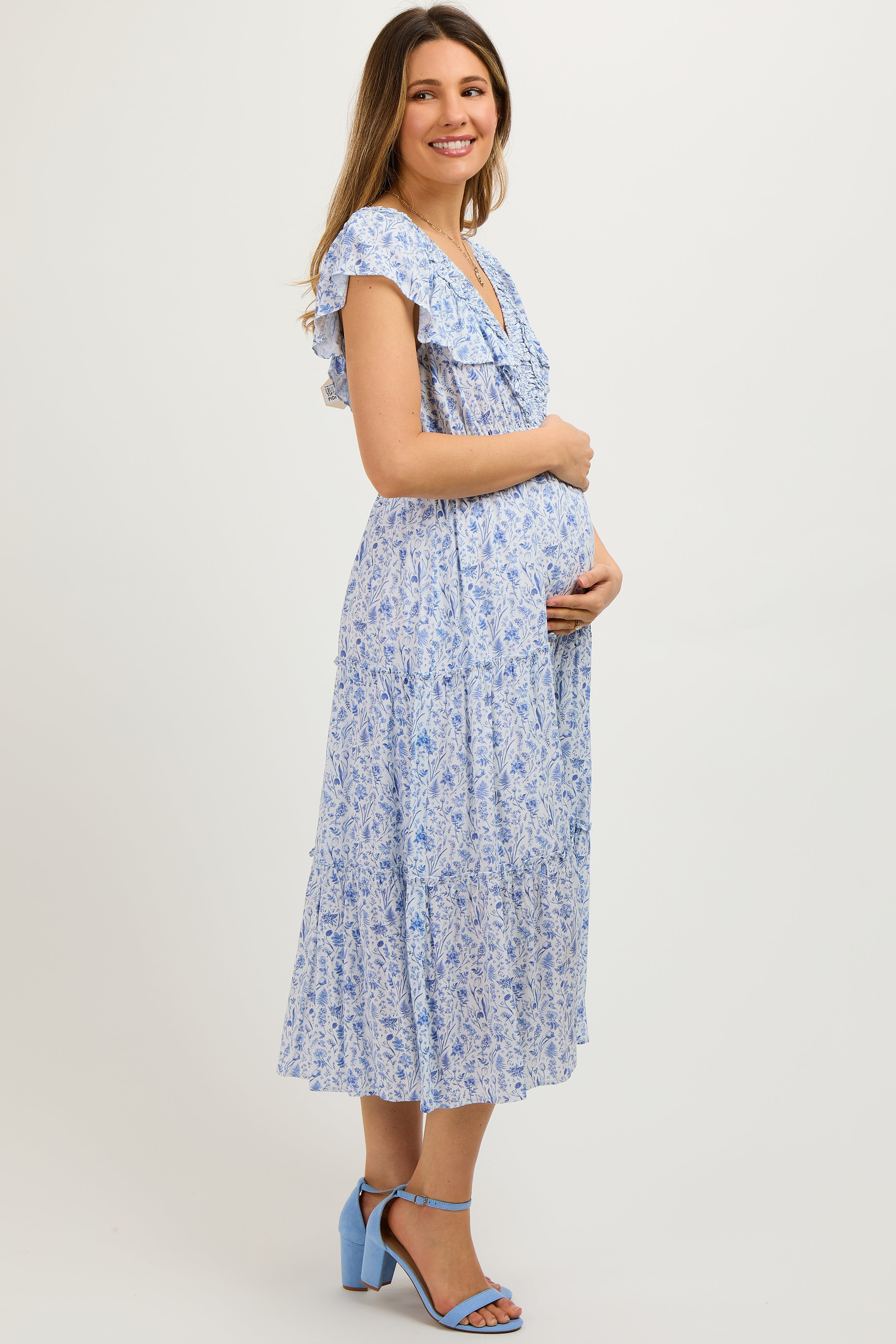 Blaues geblümtes Umstands-Midikleid mit Raffung, Rüschenschultern und Stufenrock