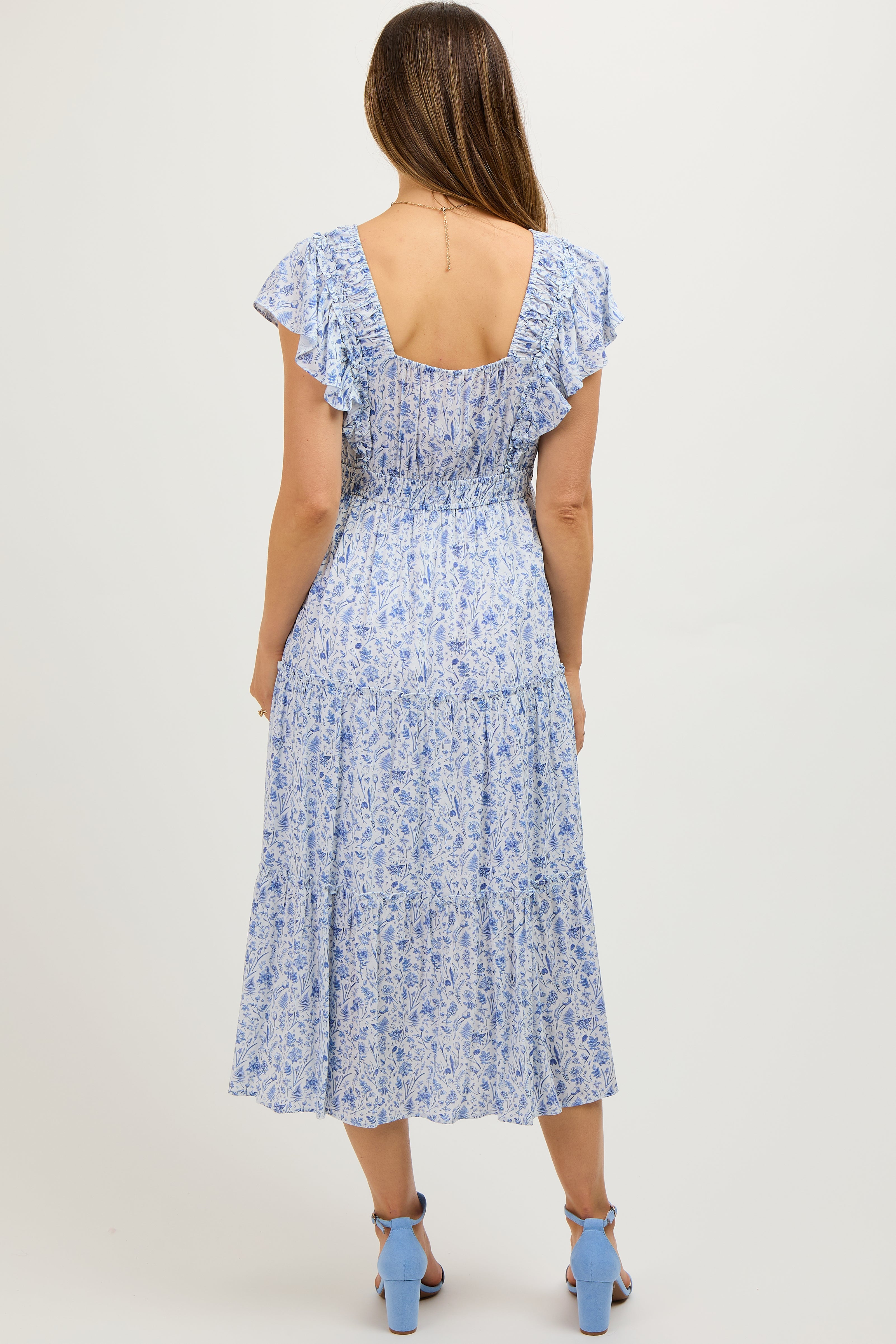 Blaues geblümtes Umstands-Midikleid mit Raffung, Rüschenschultern und Stufenrock