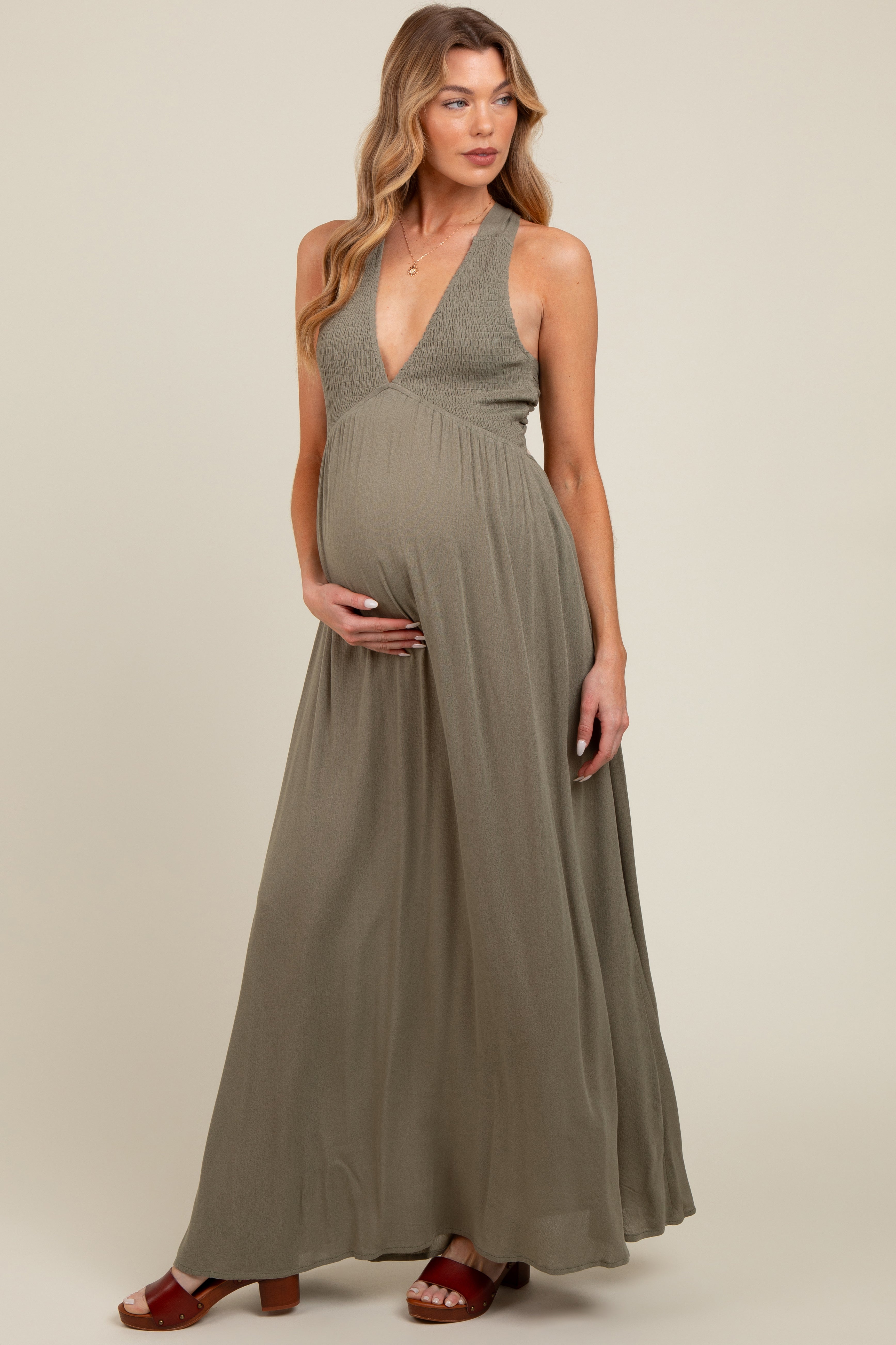 Olivfarbenes Umstands-Maxikleid mit tiefem V-Ausschnitt und Cross-Back-Detail