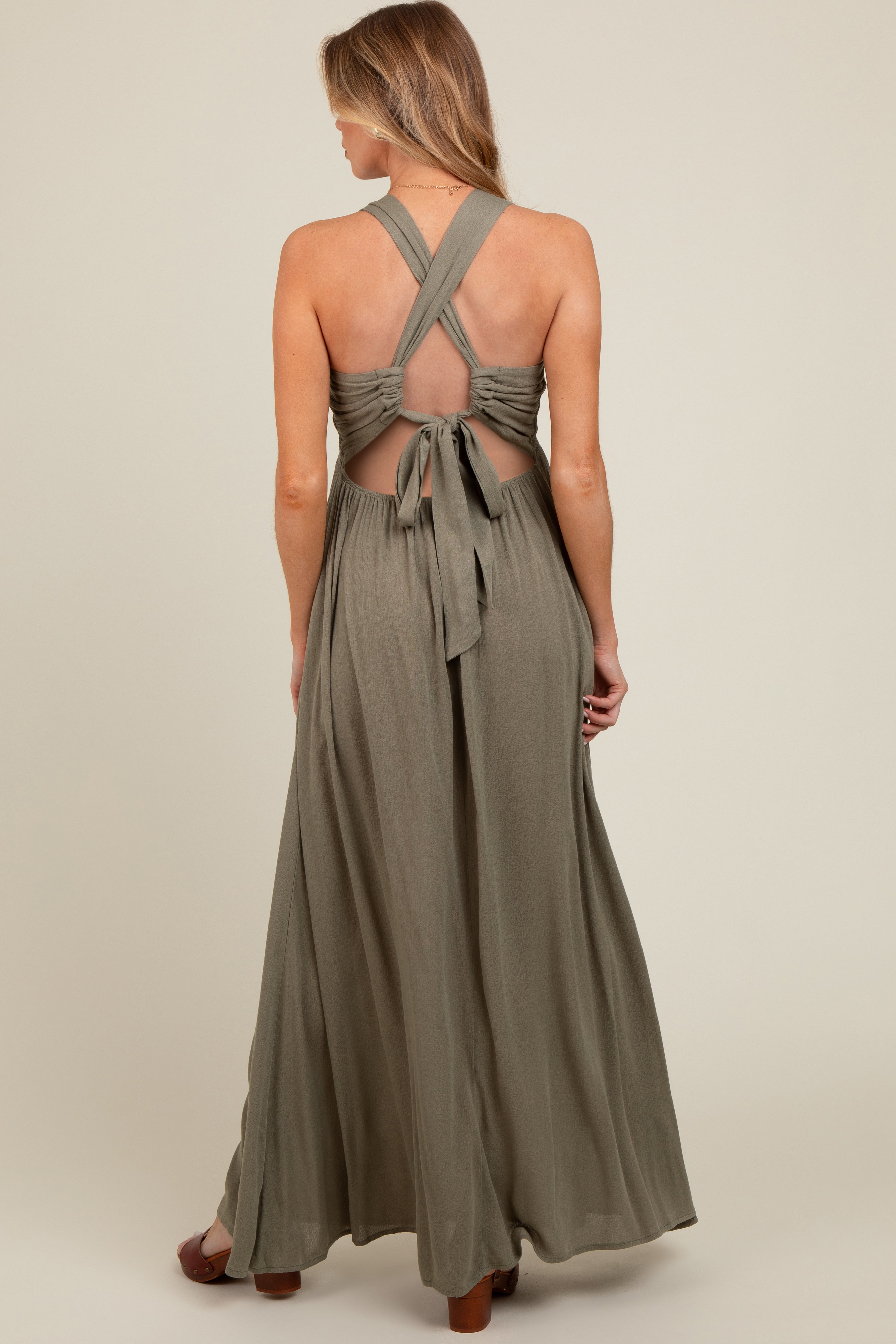Olivfarbenes Umstands-Maxikleid mit tiefem V-Ausschnitt und Cross-Back-Detail