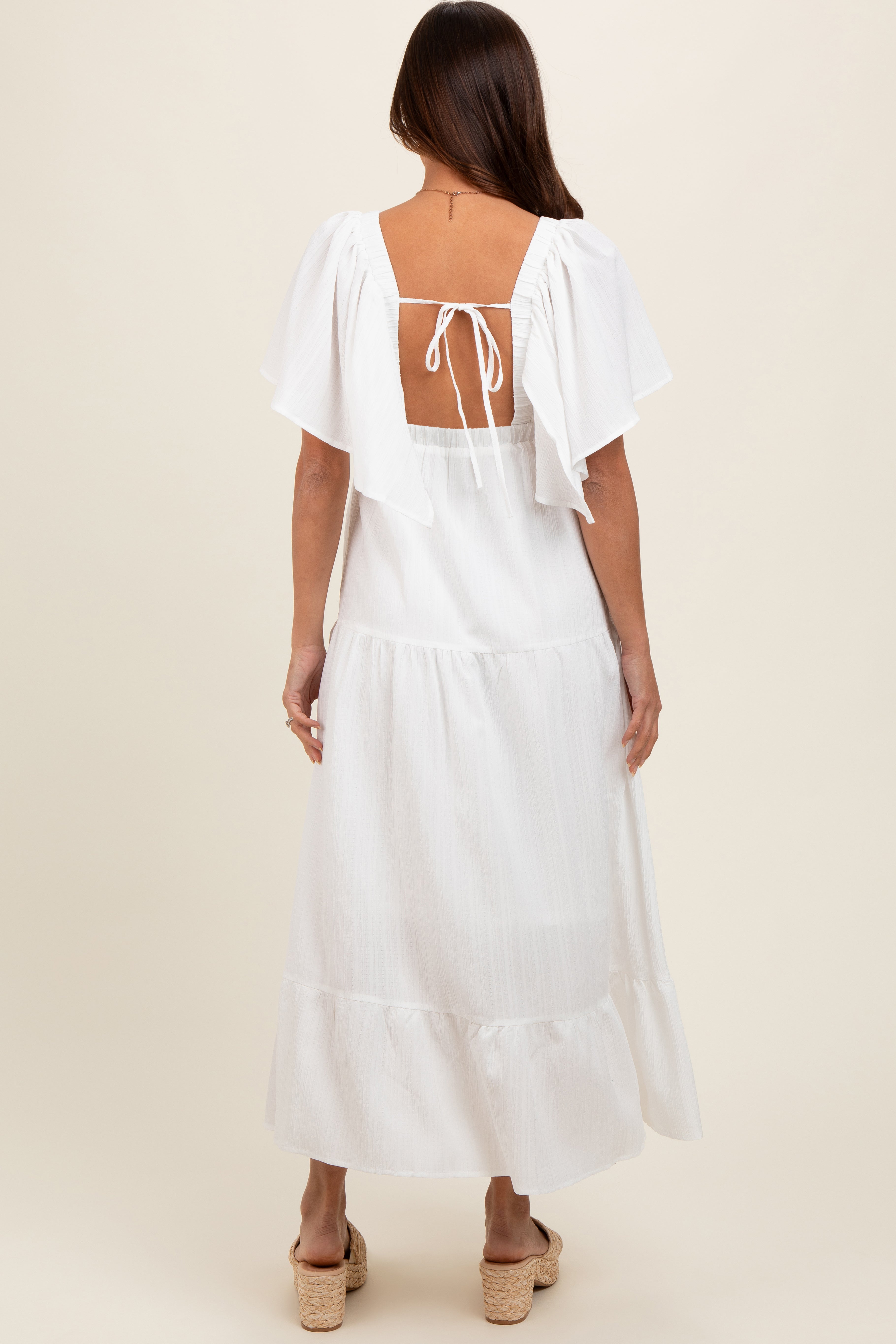 Elfenbeinfarbenes Umstands-Midikleid mit tiefem V-Ausschnitt, Flügelärmeln und Stufenrock