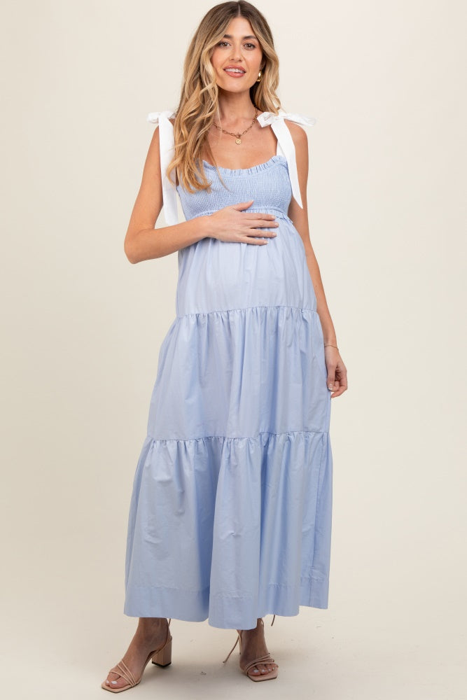Umstands-Maxikleid mit kontrastierenden Schulterträgern