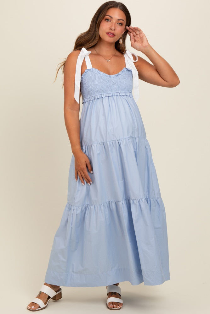 Umstands-Maxikleid mit kontrastierenden Schulterträgern