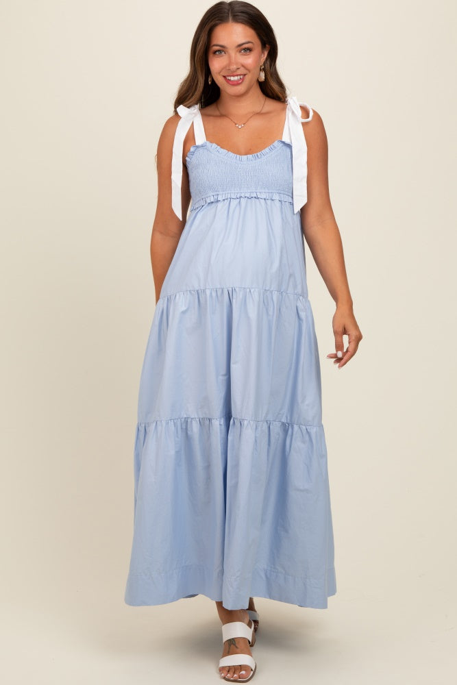 Umstands-Maxikleid mit kontrastierenden Schulterträgern