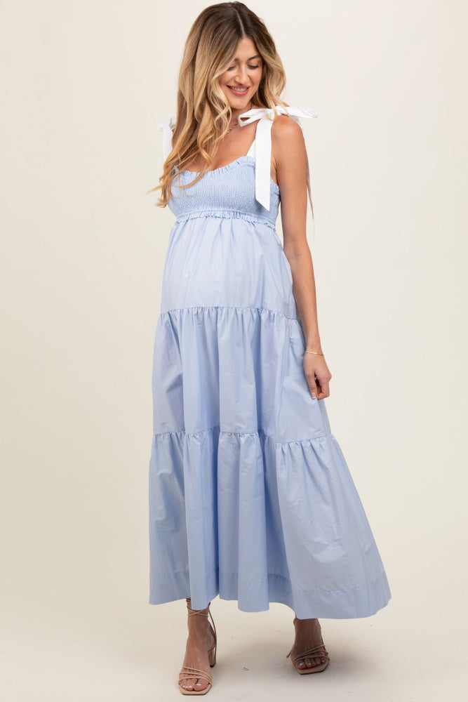Umstands-Maxikleid mit kontrastierenden Schulterträgern