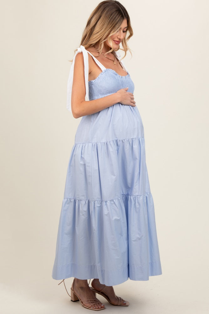 Umstands-Maxikleid mit kontrastierenden Schulterträgern