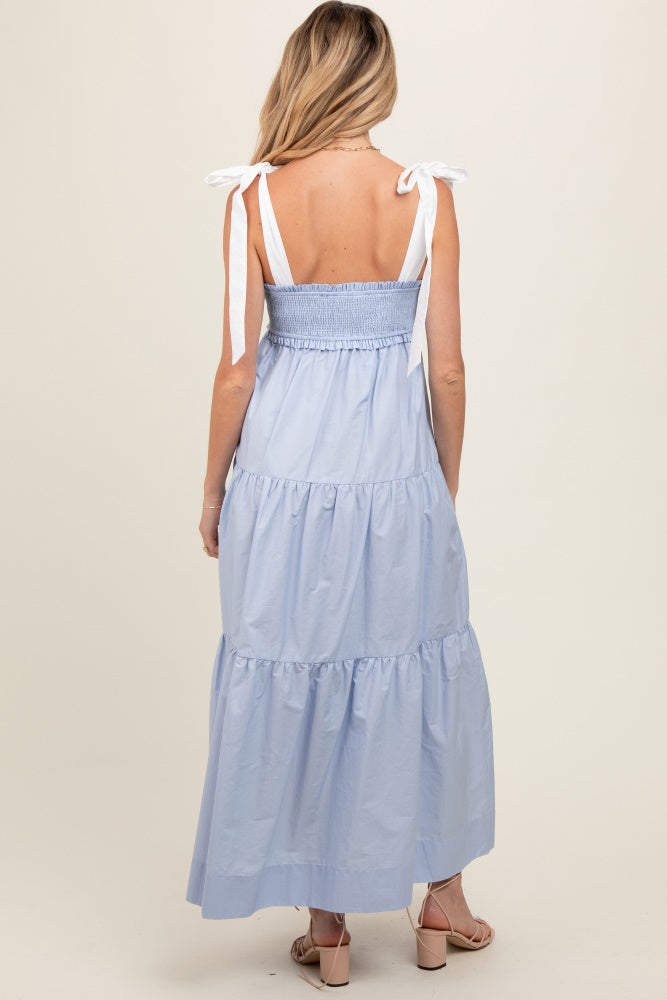 Umstands-Maxikleid mit kontrastierenden Schulterträgern