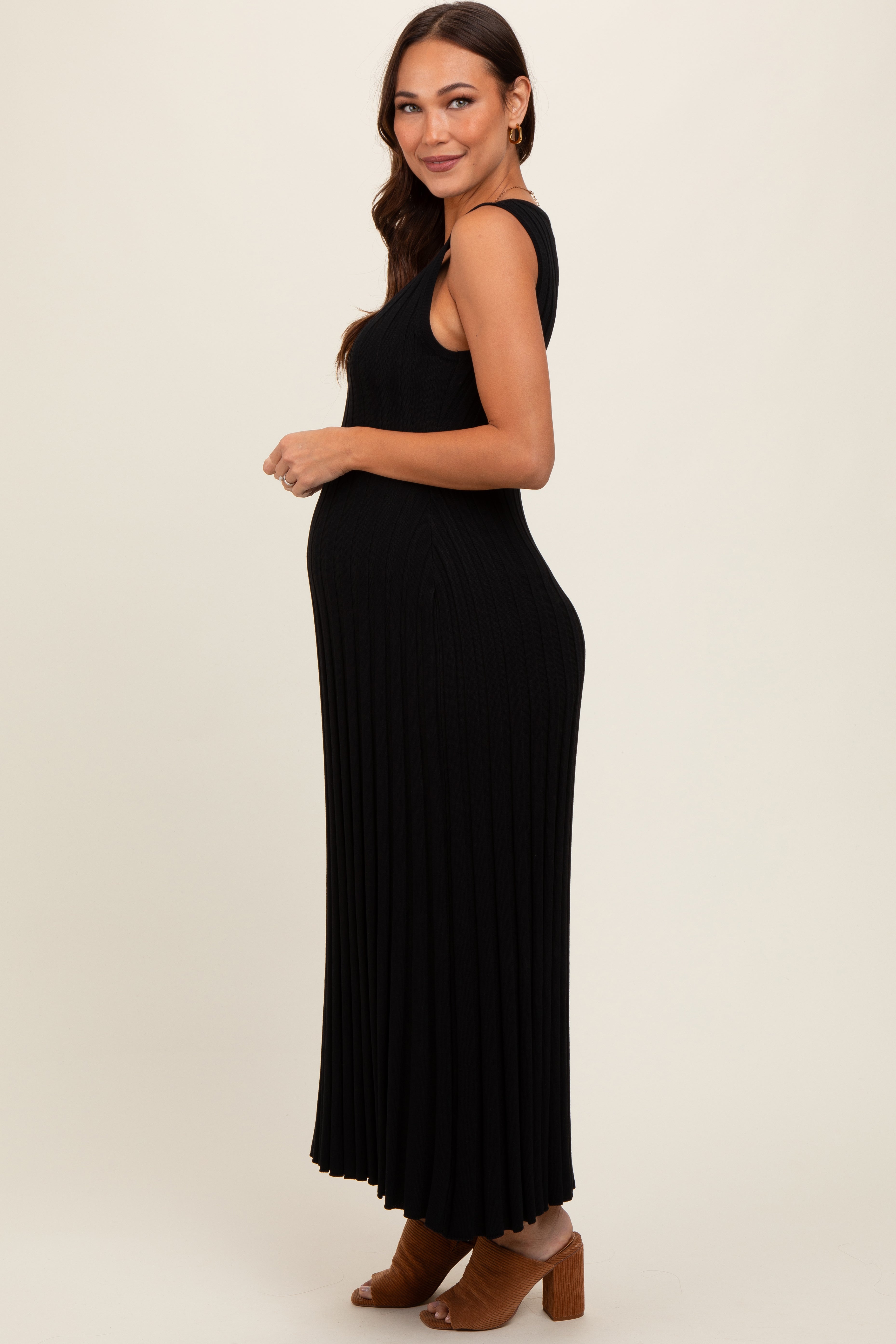 Ärmelloses Umstandsmaxikleid aus Strick in Schwarz