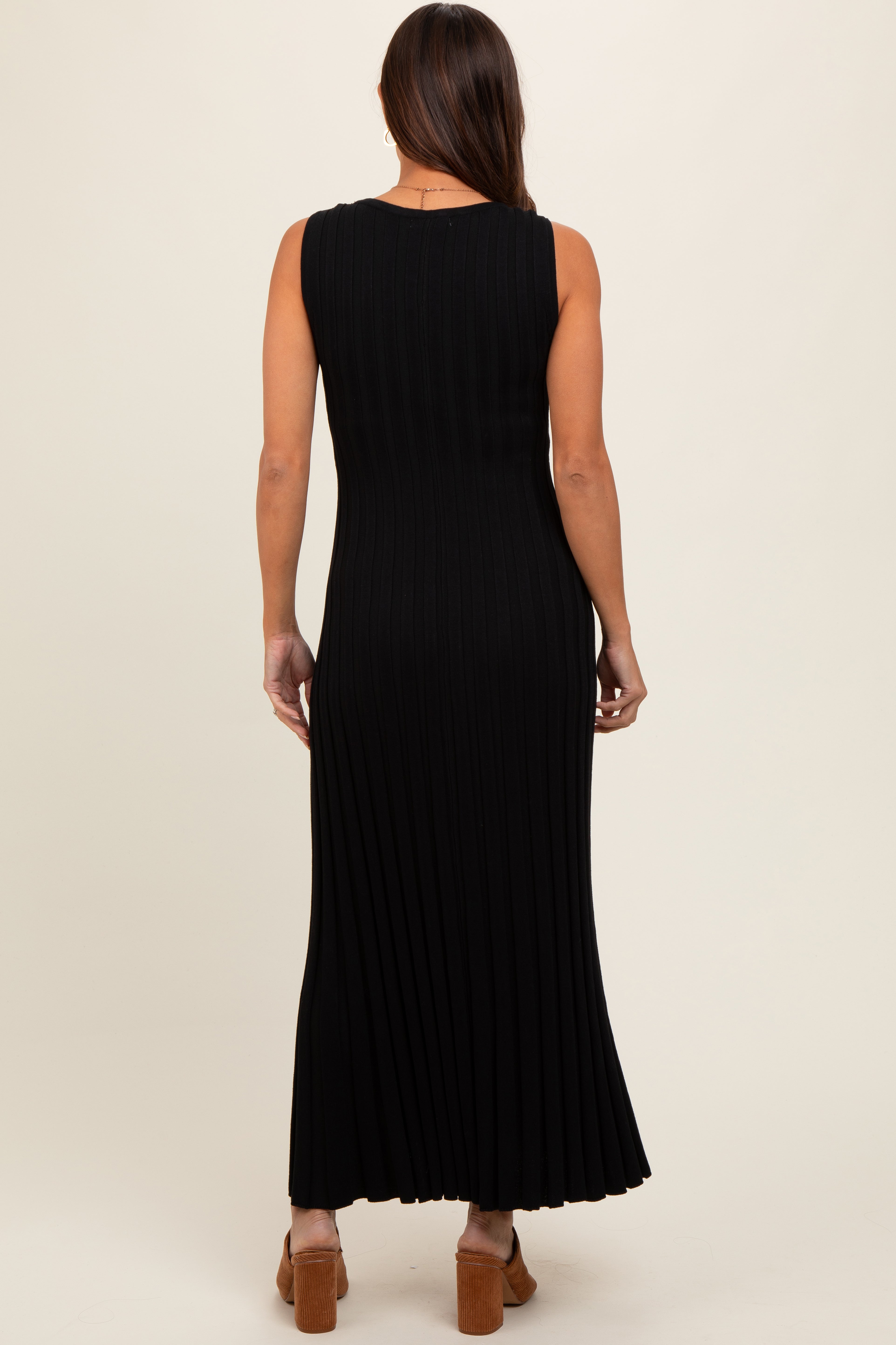 Ärmelloses Umstandsmaxikleid aus Strick in Schwarz