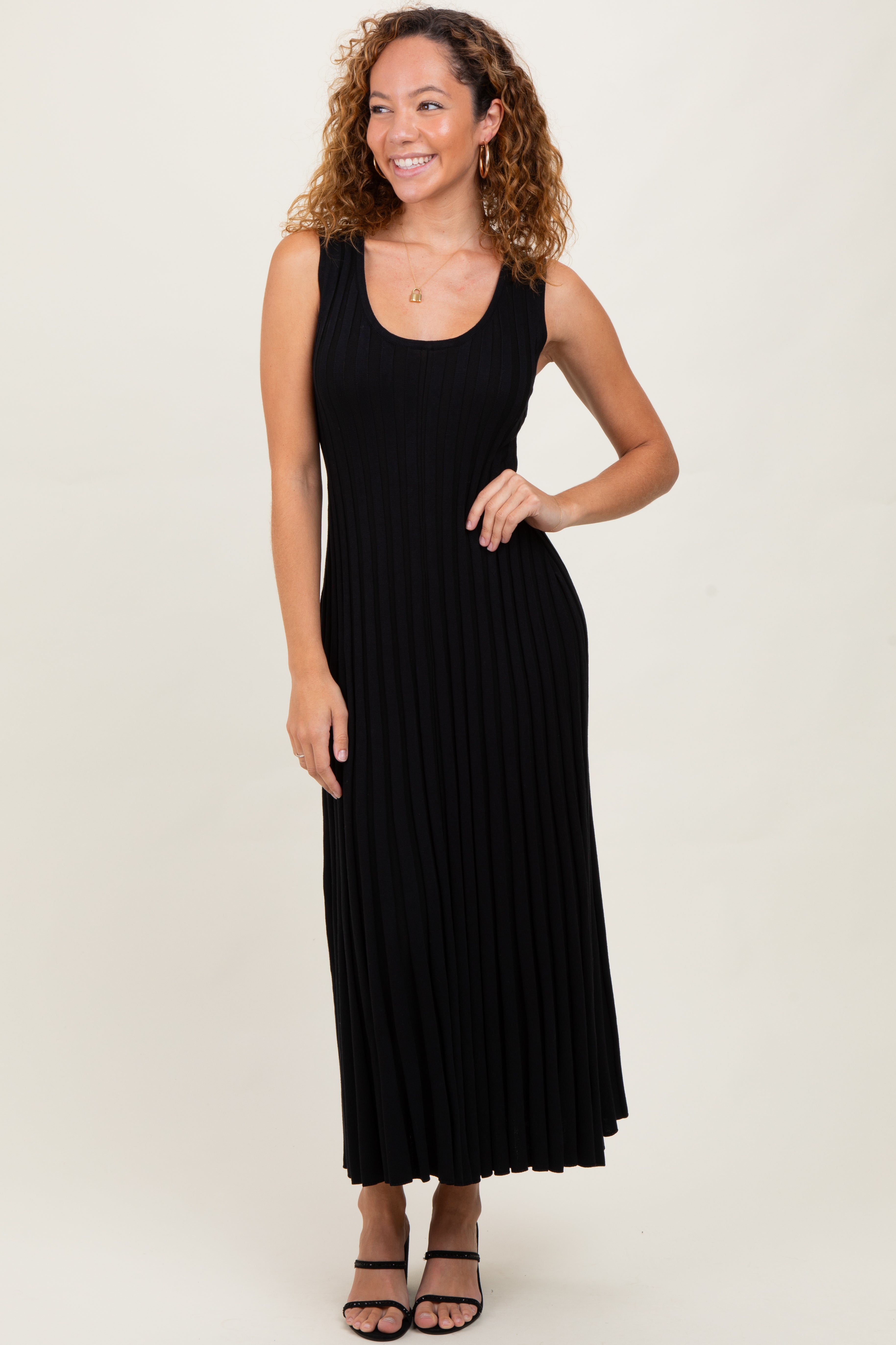 Ärmelloses Umstandsmaxikleid aus Strick in Schwarz