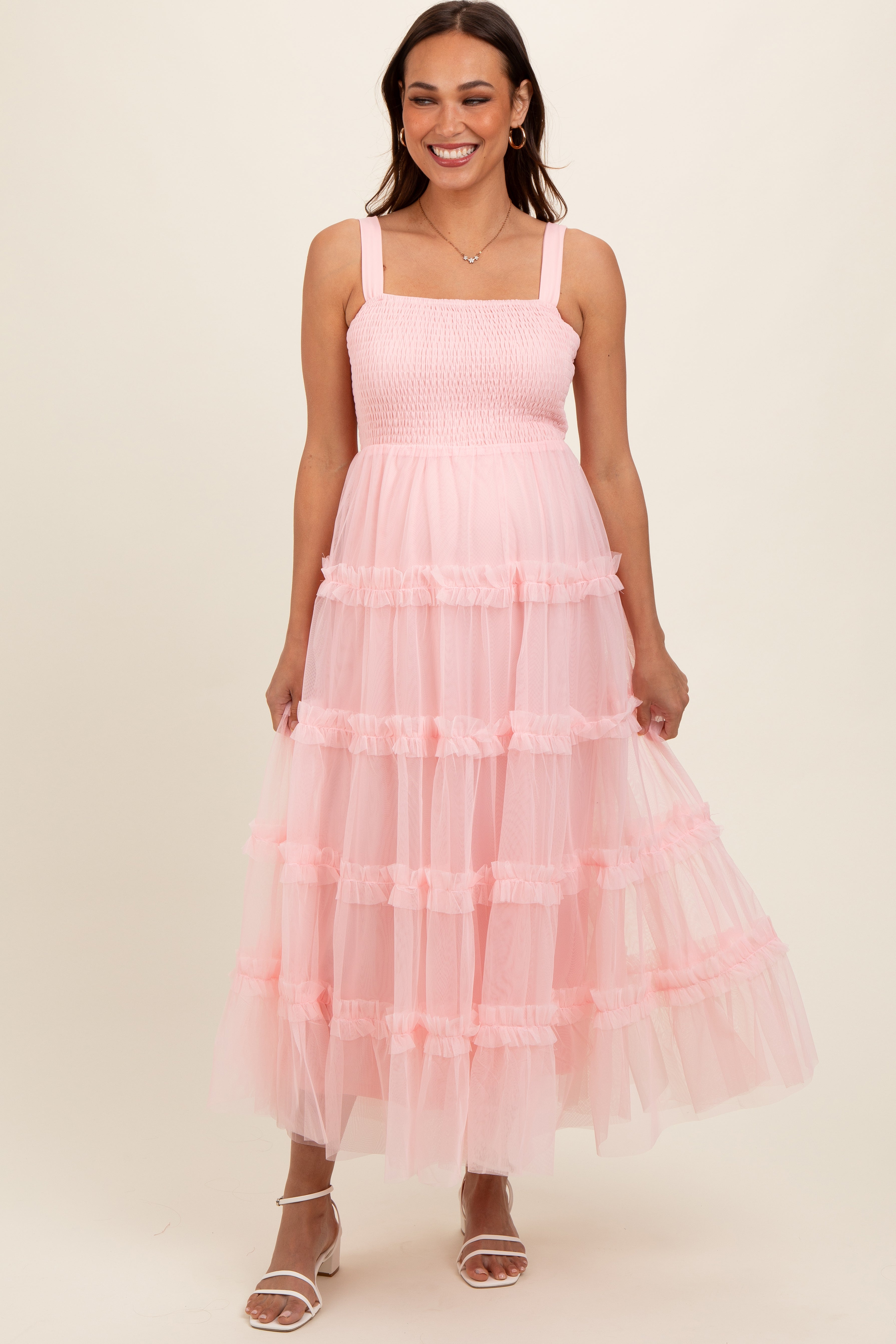 Zartrosa Umstands-Midikleid aus Tüll mit Smok-Detail, Rüschen und Stufenrock