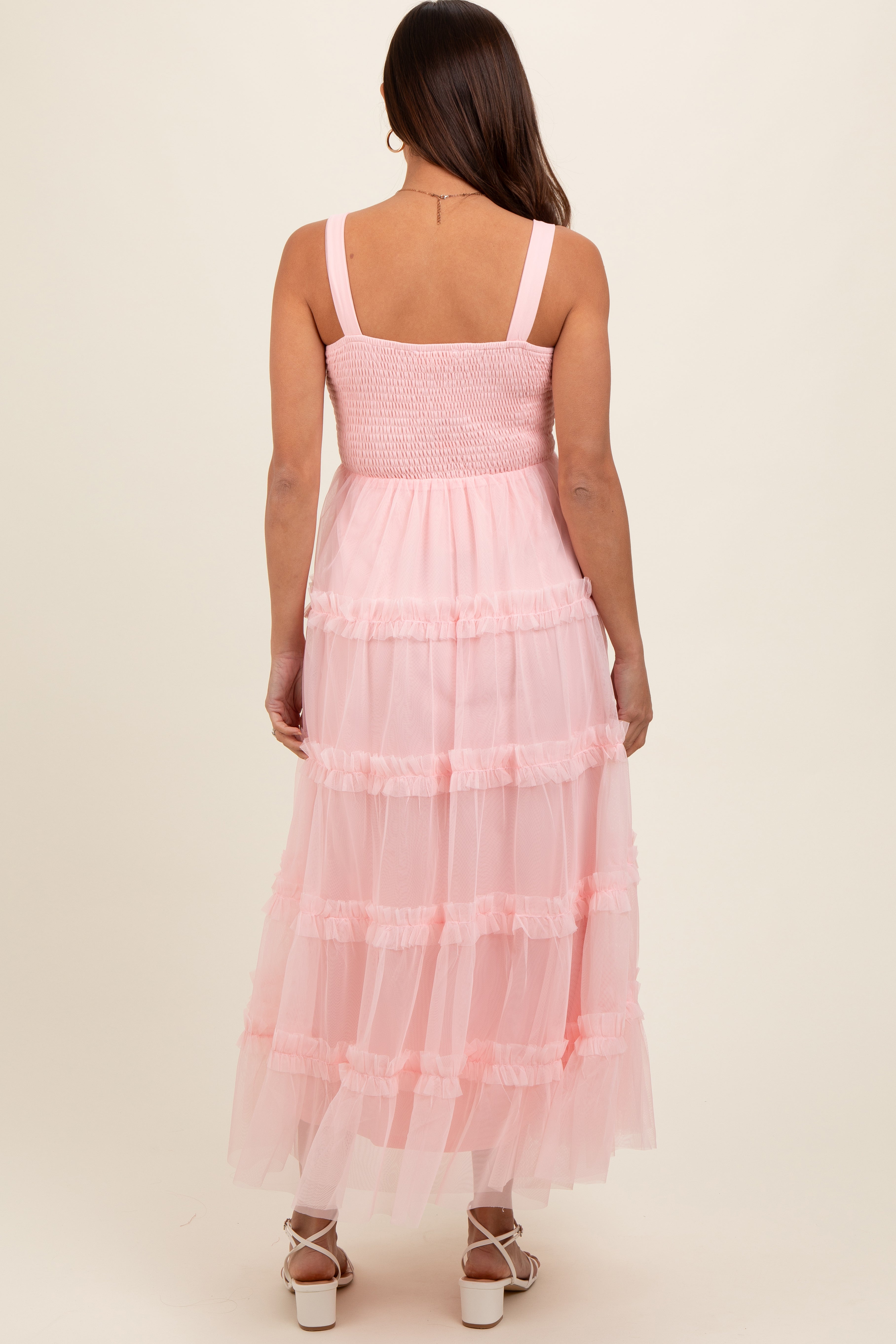 Zartrosa Umstands-Midikleid aus Tüll mit Smok-Detail, Rüschen und Stufenrock