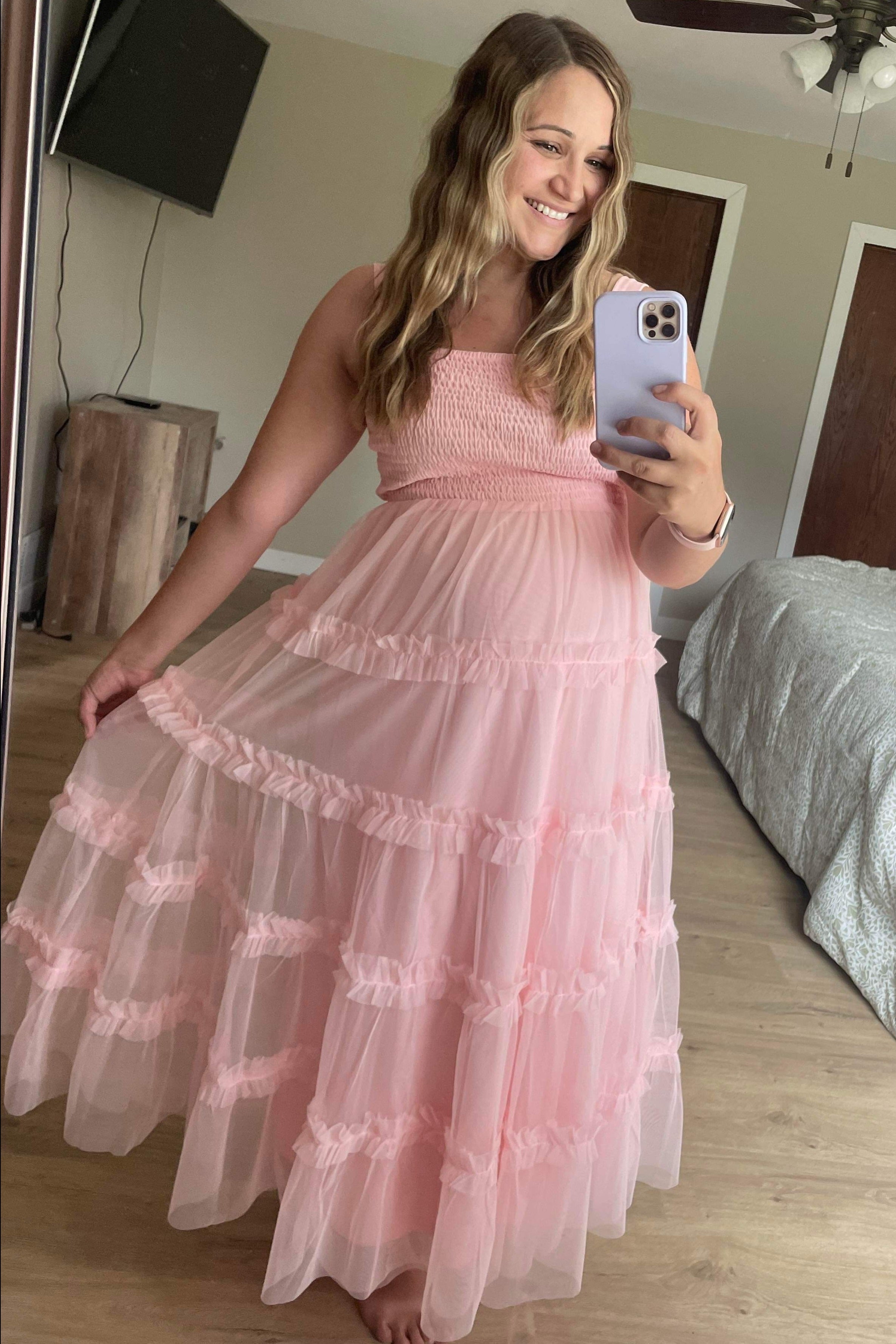 Zartrosa Umstands-Midikleid aus Tüll mit Smok-Detail, Rüschen und Stufenrock