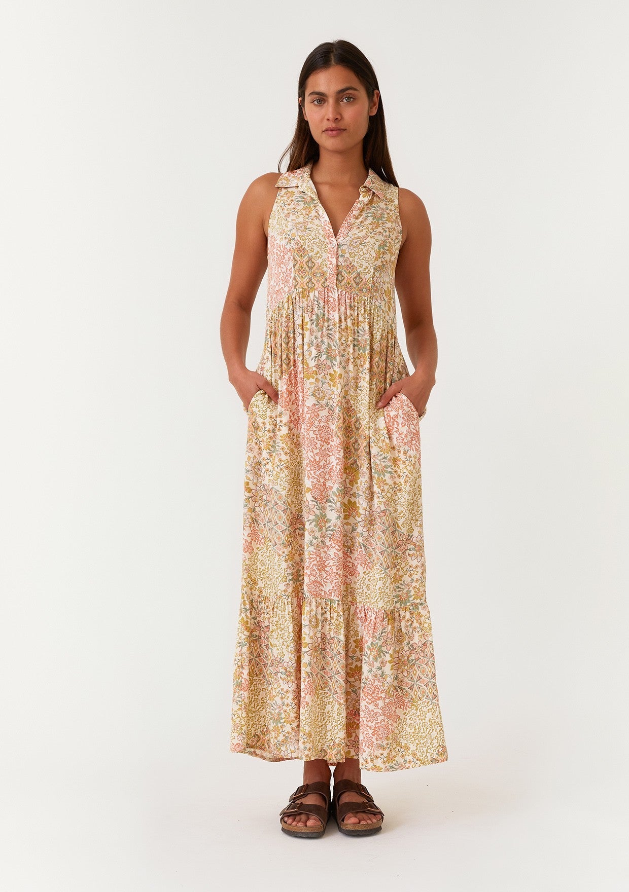 Ärmelloses Umstands-Maxikleid mit Blumenmuster, Knopfleiste, Stufen und Kragen