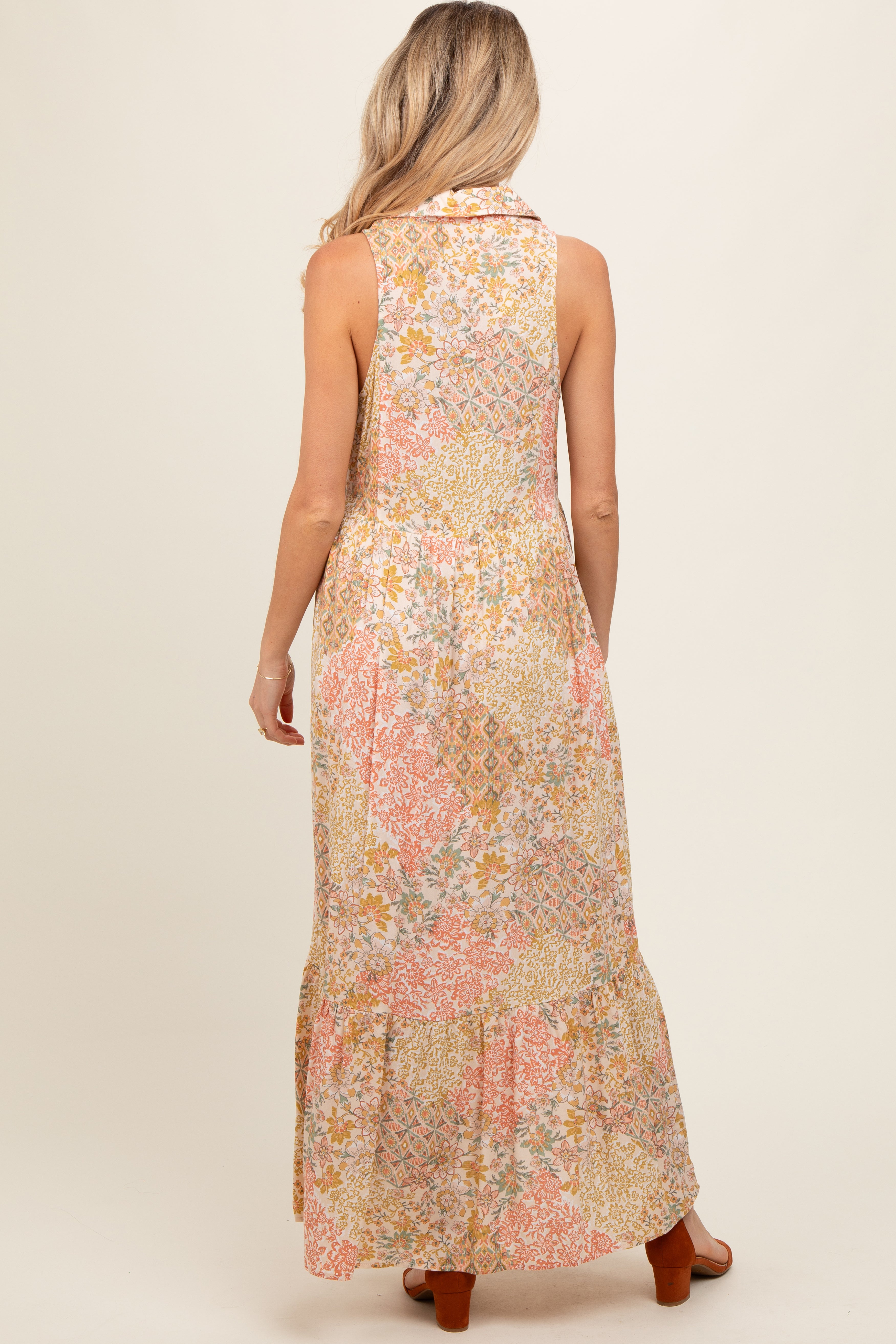 Ärmelloses Umstands-Maxikleid mit Blumenmuster, Knopfleiste, Stufen und Kragen
