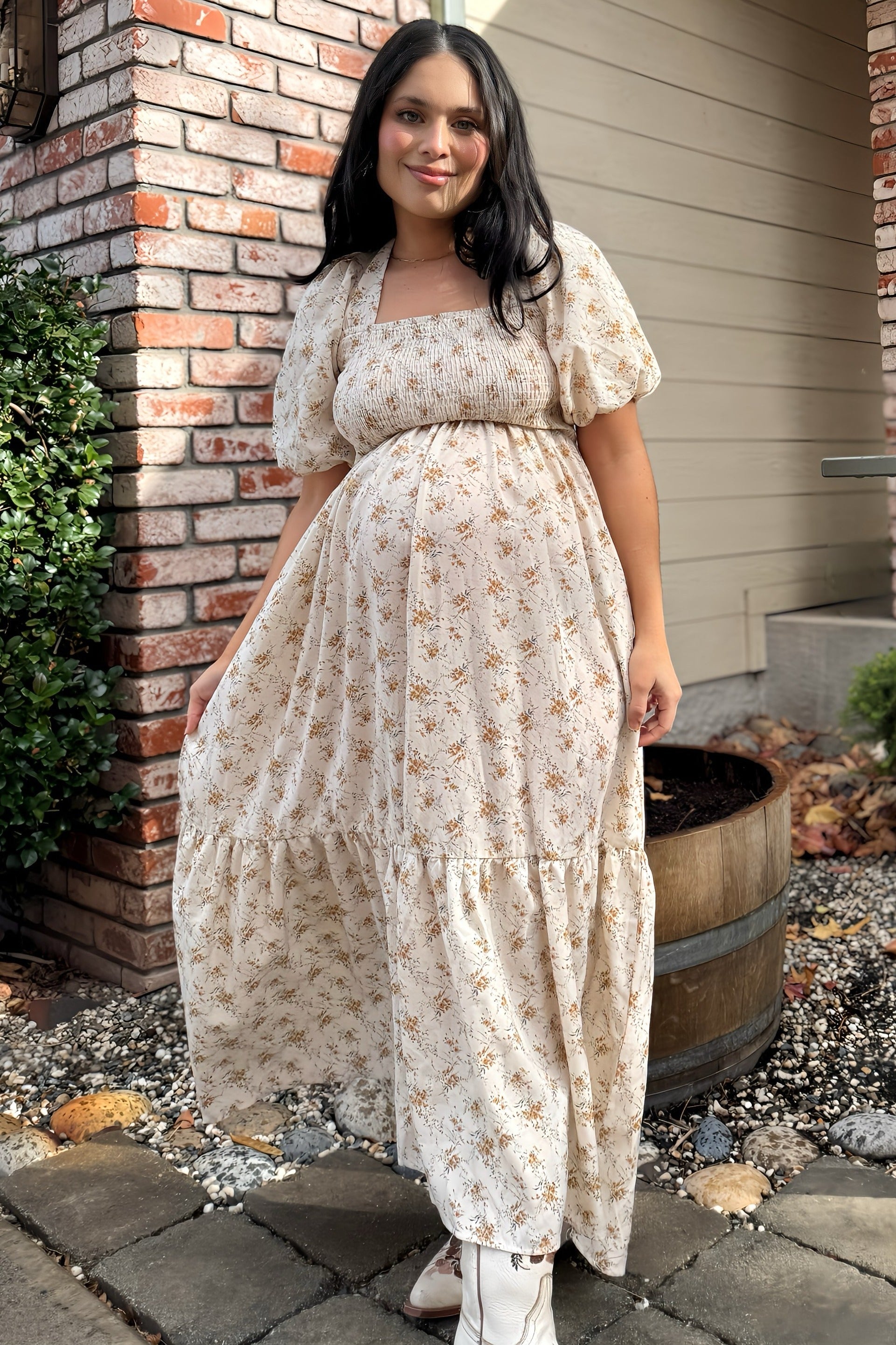 Umstands-Midikleid in Creme mit floralem Smok, eckigem Ausschnitt und kurzen Puffärmeln