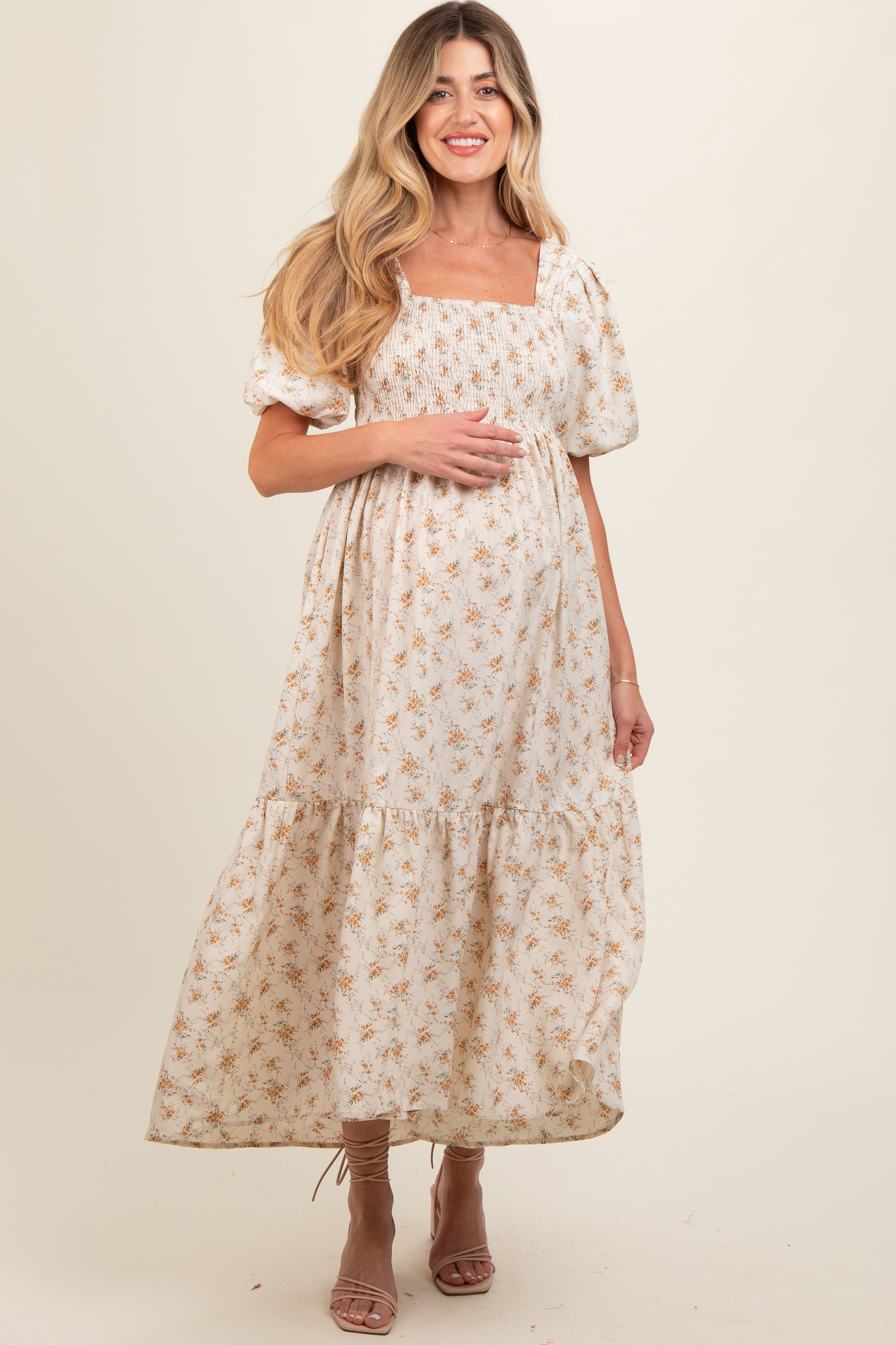 Umstands-Midikleid in Creme mit floralem Smok, eckigem Ausschnitt und kurzen Puffärmeln