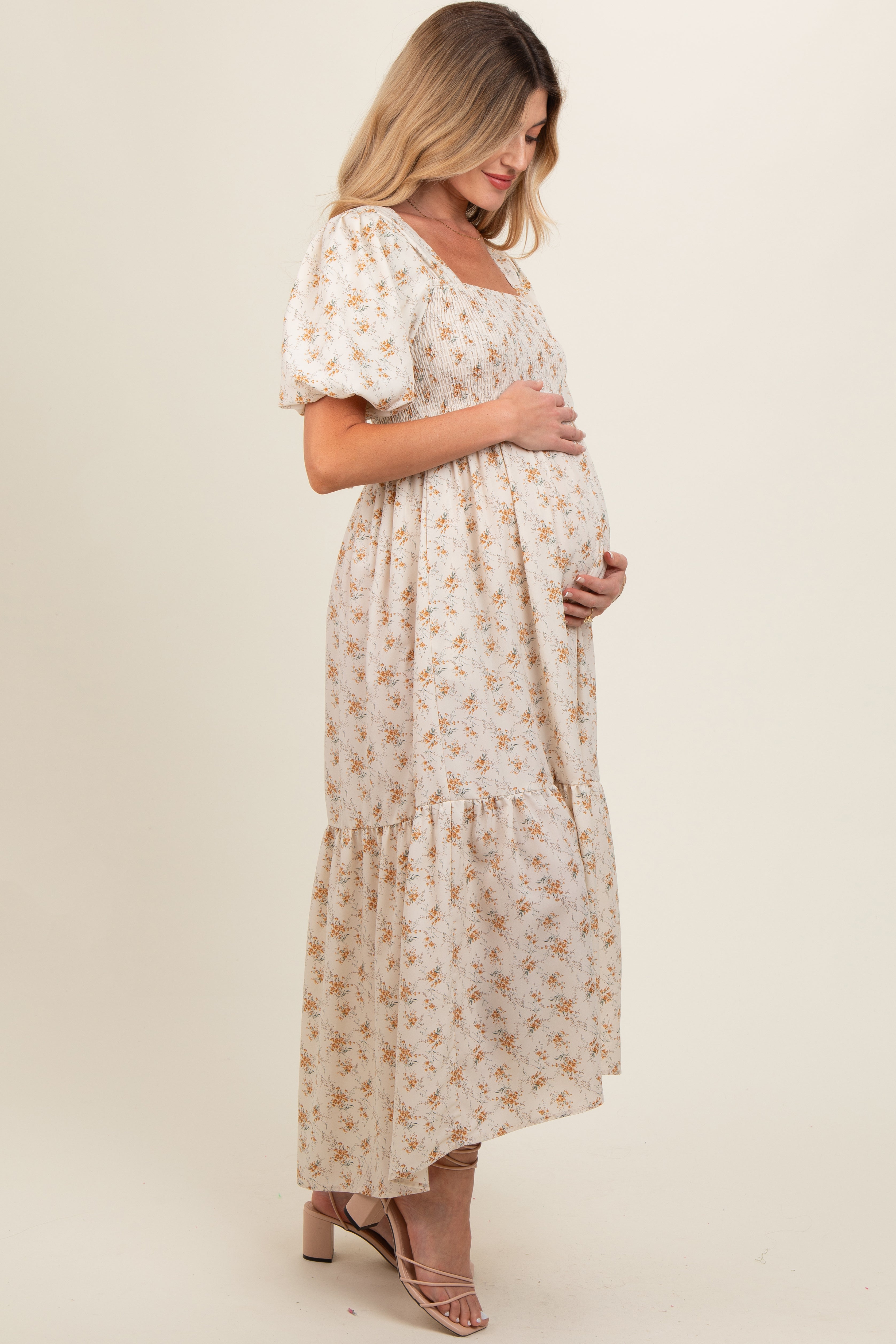 Umstands-Midikleid in Creme mit floralem Smok, eckigem Ausschnitt und kurzen Puffärmeln